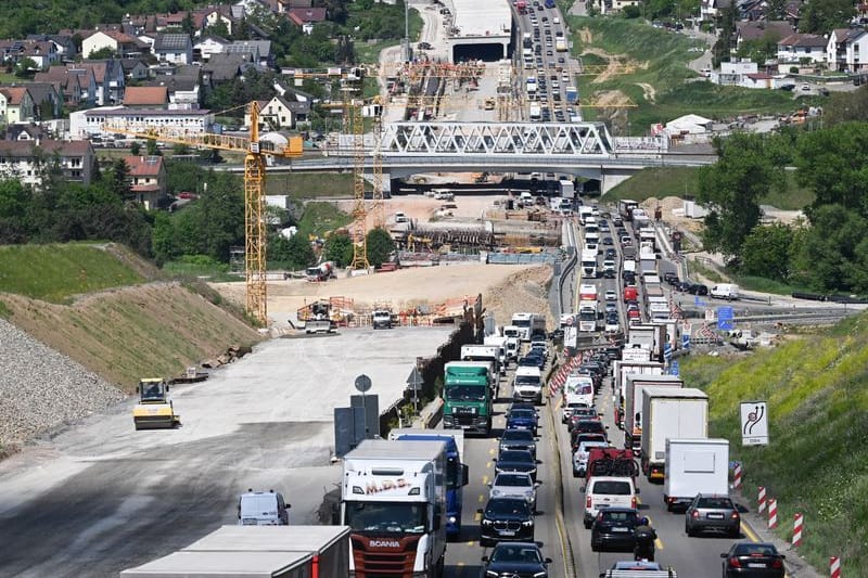 Fahrzeuge stehen im Stau an einer Baustelle auf der Autobahn 8 bei Pforzheim: Schon am frühen Morgen hatte es auf der Autobahn in Bayern einen schweren Unfall gegeben.