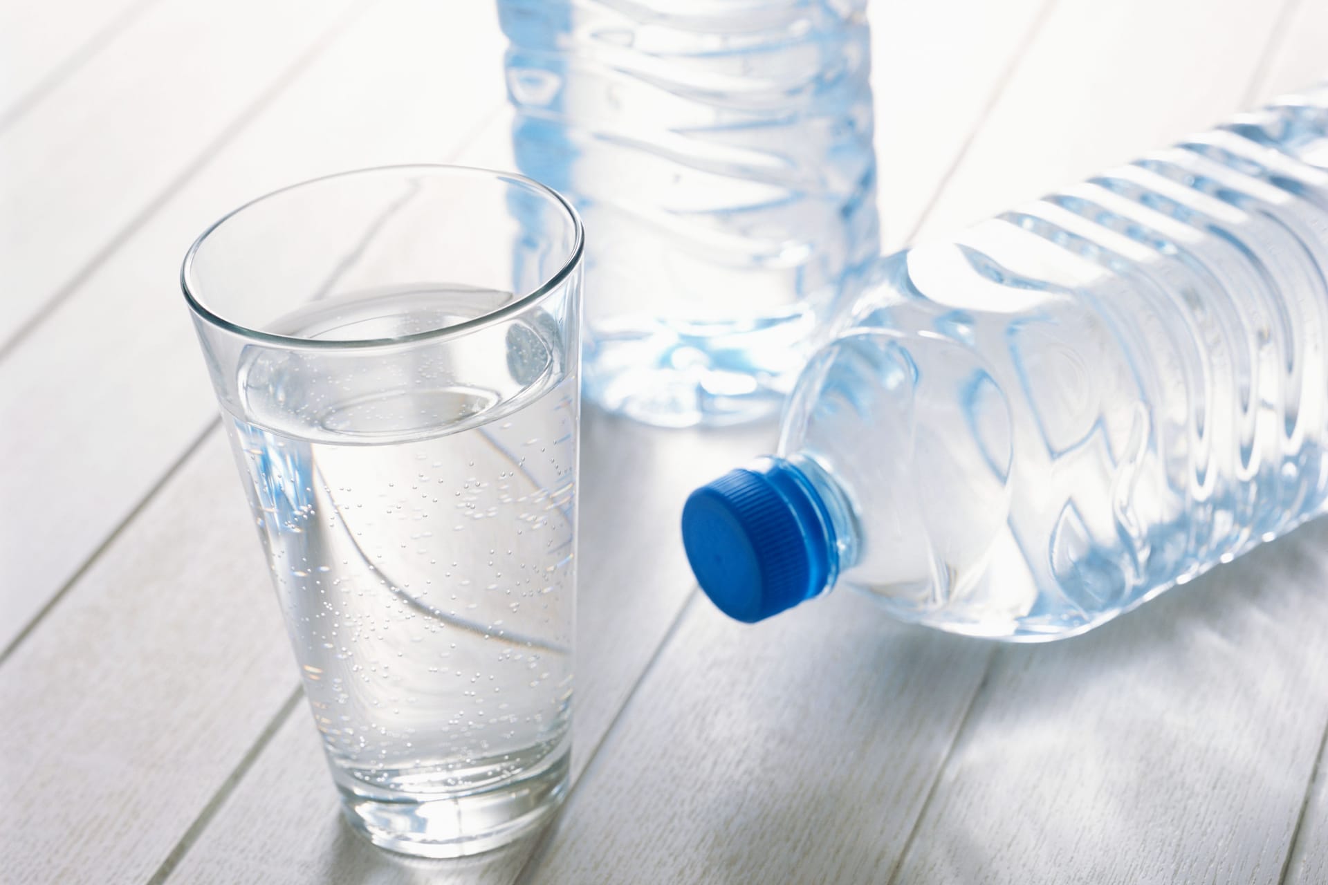 Mineralwasser ohne Kohlensäure: Manche Produkte enthalten bedenkliche Stoffe.