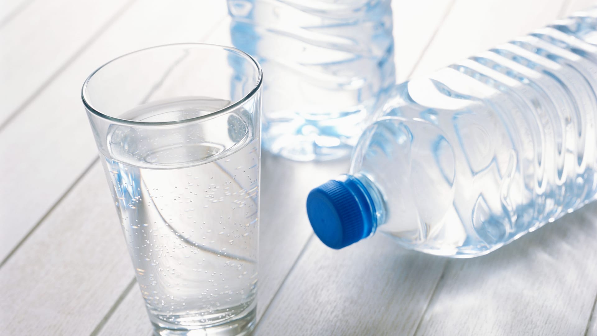 Mineralwasser ohne Kohlensäure: Manche Produkte enthalten bedenkliche Stoffe.