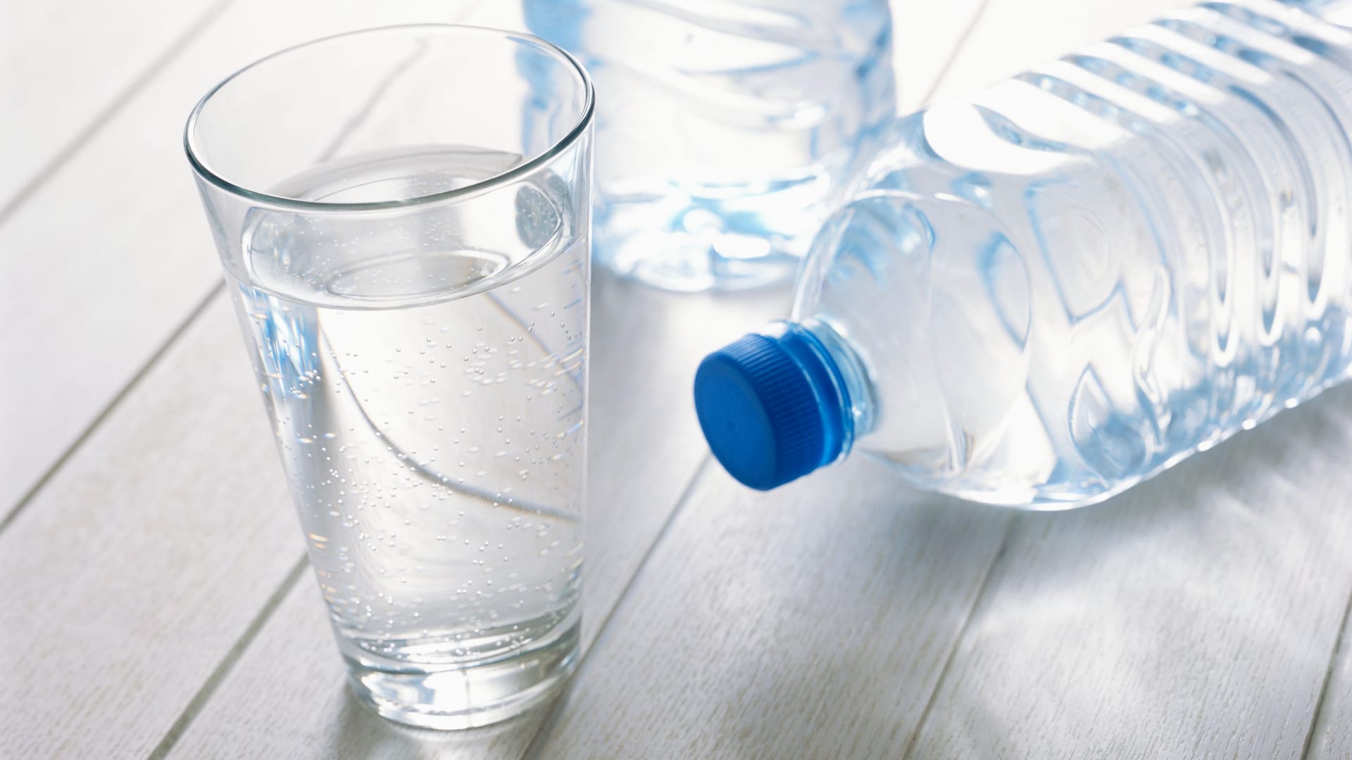Mineralwasser ohne Kohlensäure: Manche Produkte enthalten bedenkliche Stoffe.