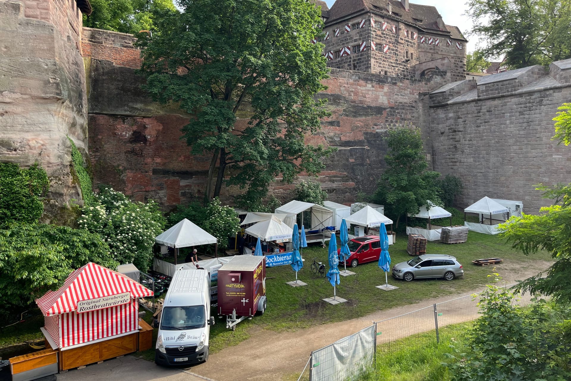 Aufbau des Bierfests (Archivbild): Das Fest findet im Burggraben hinter der Kaiserburg statt.