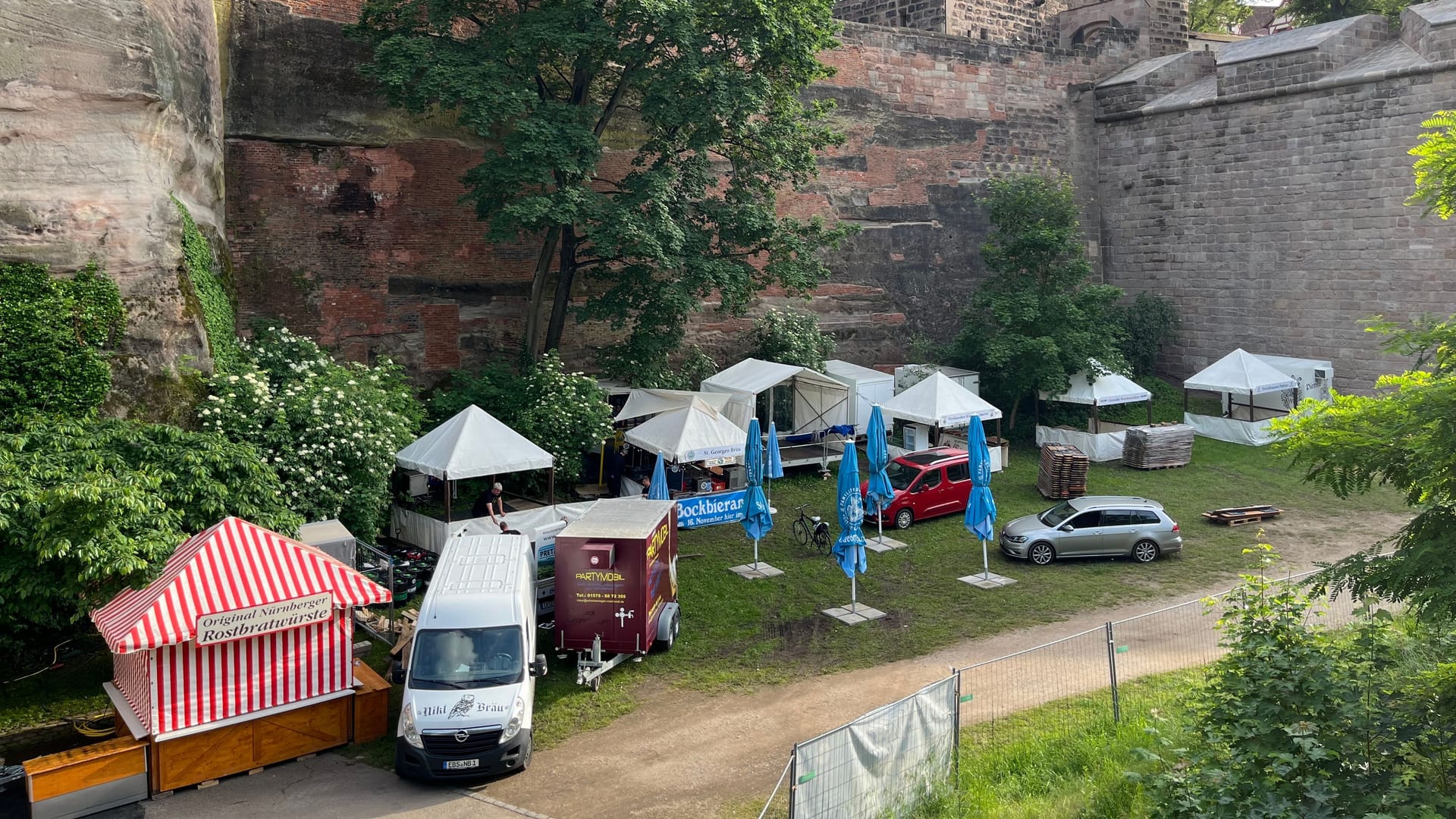 Aufbau des Bierfests (Archivbild): Das Fest findet im Burggraben hinter der Kaiserburg statt.