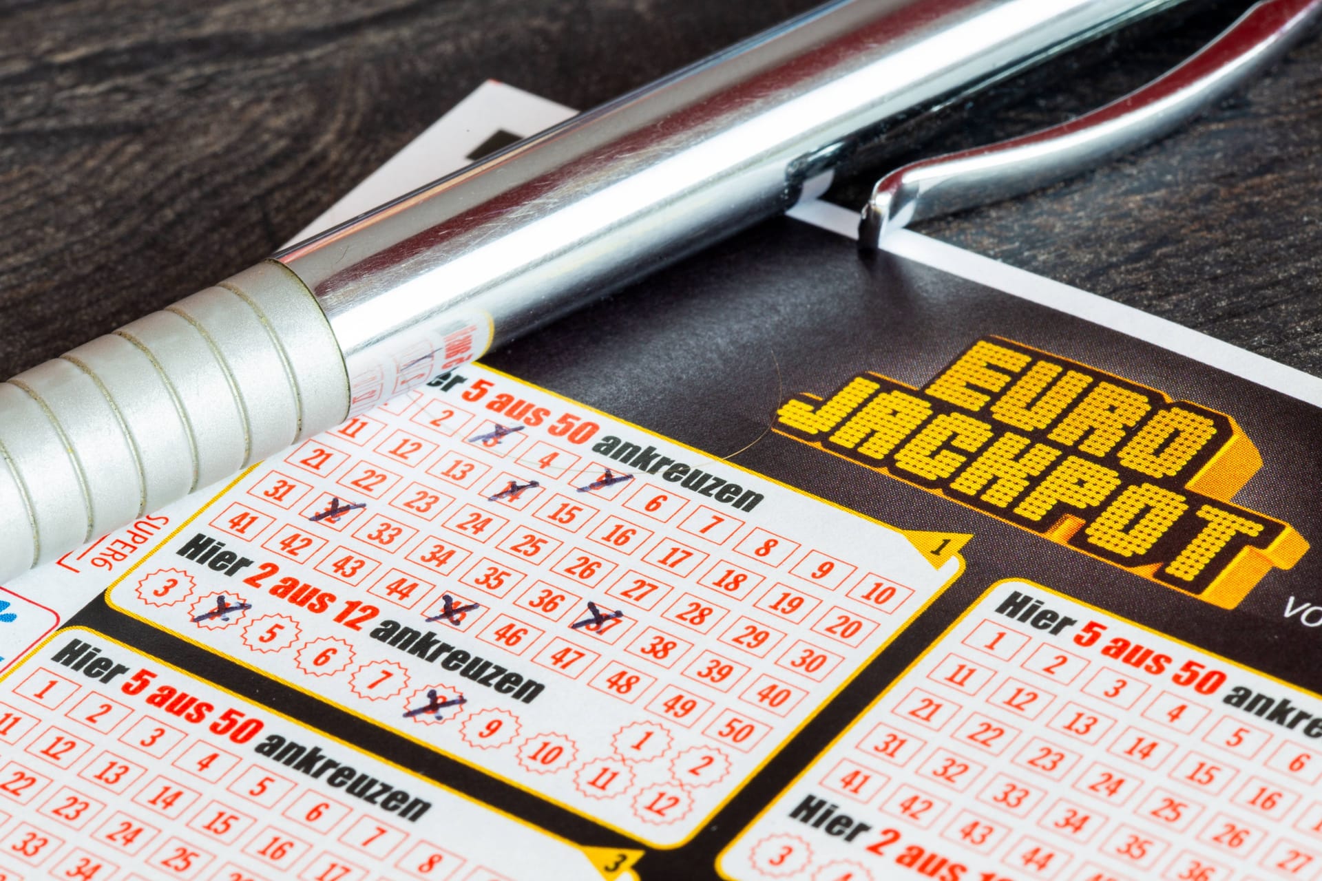 Spielschein des Eurojackpots (Symbolfoto): Ein Spieler aus Sachsen hat in der Lotterie am Abend eine große Summe gewonnen.