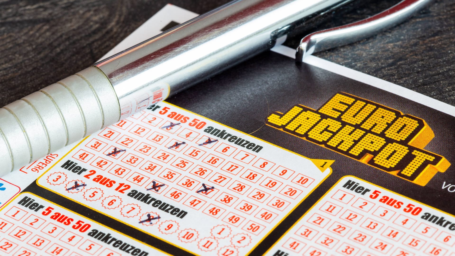 Spielschein des Eurojackpots (Symbolfoto): Ein Spieler aus Sachsen hat in der Lotterie am Abend eine große Summe gewonnen. Spielschein des Eurojackpots (Symbolfoto): Ein Spieler aus Sachsen hat in der Lotterie am Abend eine große Summe gewonnen.