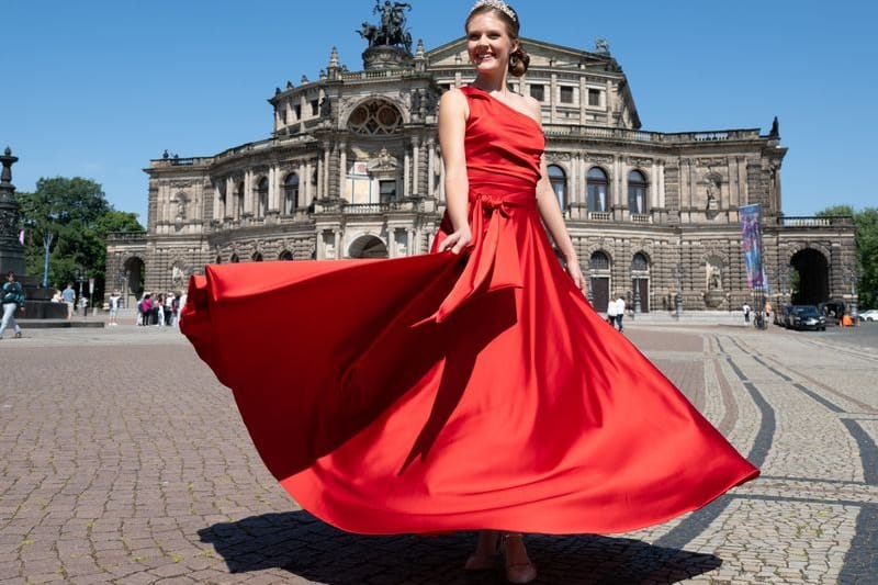 Am Freitag wurde das neue Debütantinnenkleid vorgestellt: Dieses Jahr in leuchtendem Feuerrot – passend zum neuen Ballmotto.
