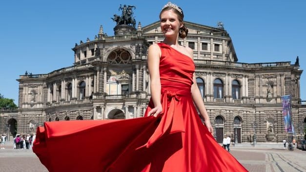 Am Freitag wurde das neue Debütantinnenkleid vorgestellt: Dieses Jahr in leuchtendem Feuerrot – passend zum neuen Ballmotto.