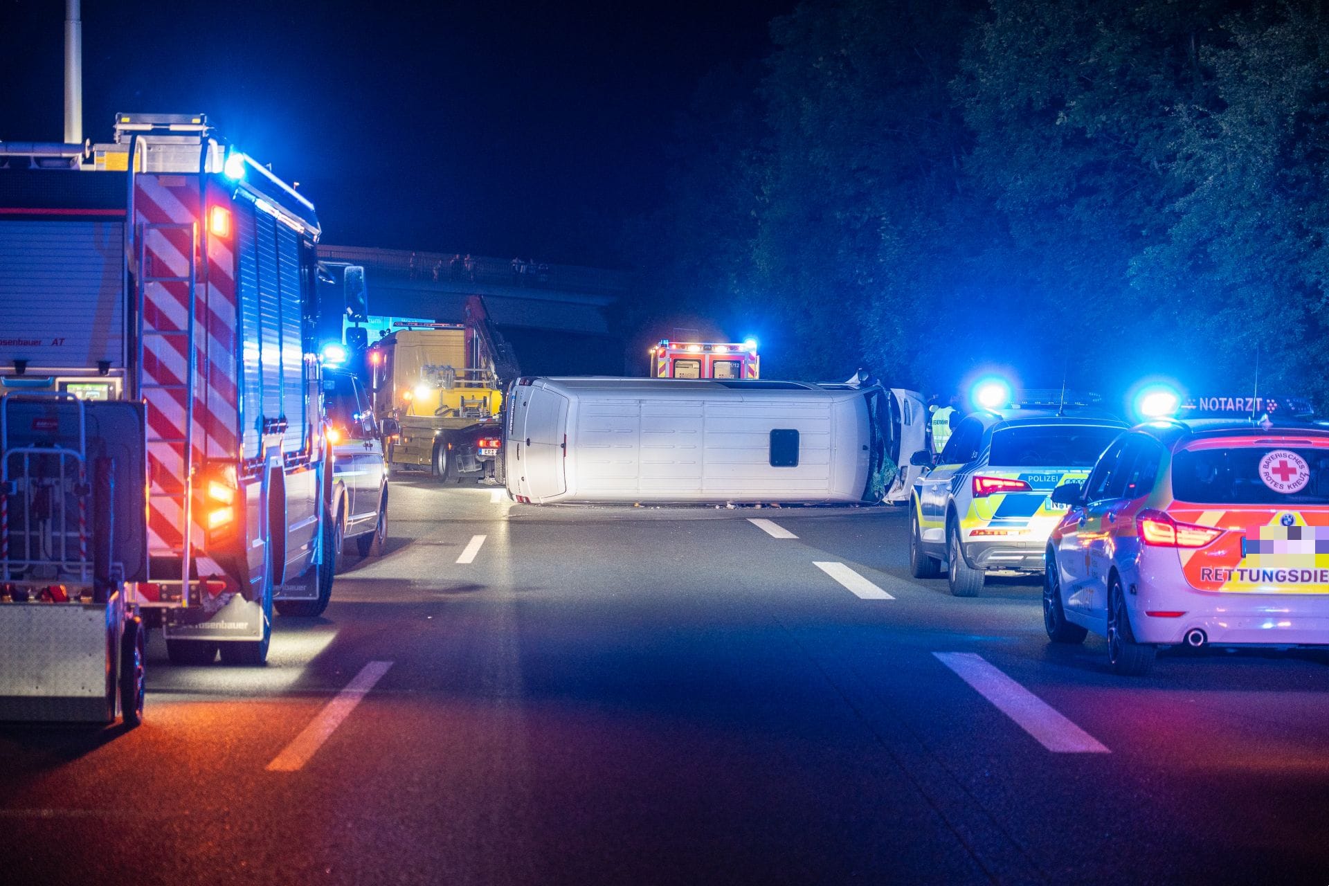 Einsatzkräfte und Rettungskräfte an der Unfallstelle auf der A73: Der Fahrer des Sprinters verlor nach der Kollision die Kontrolle über das Fahrzeug.