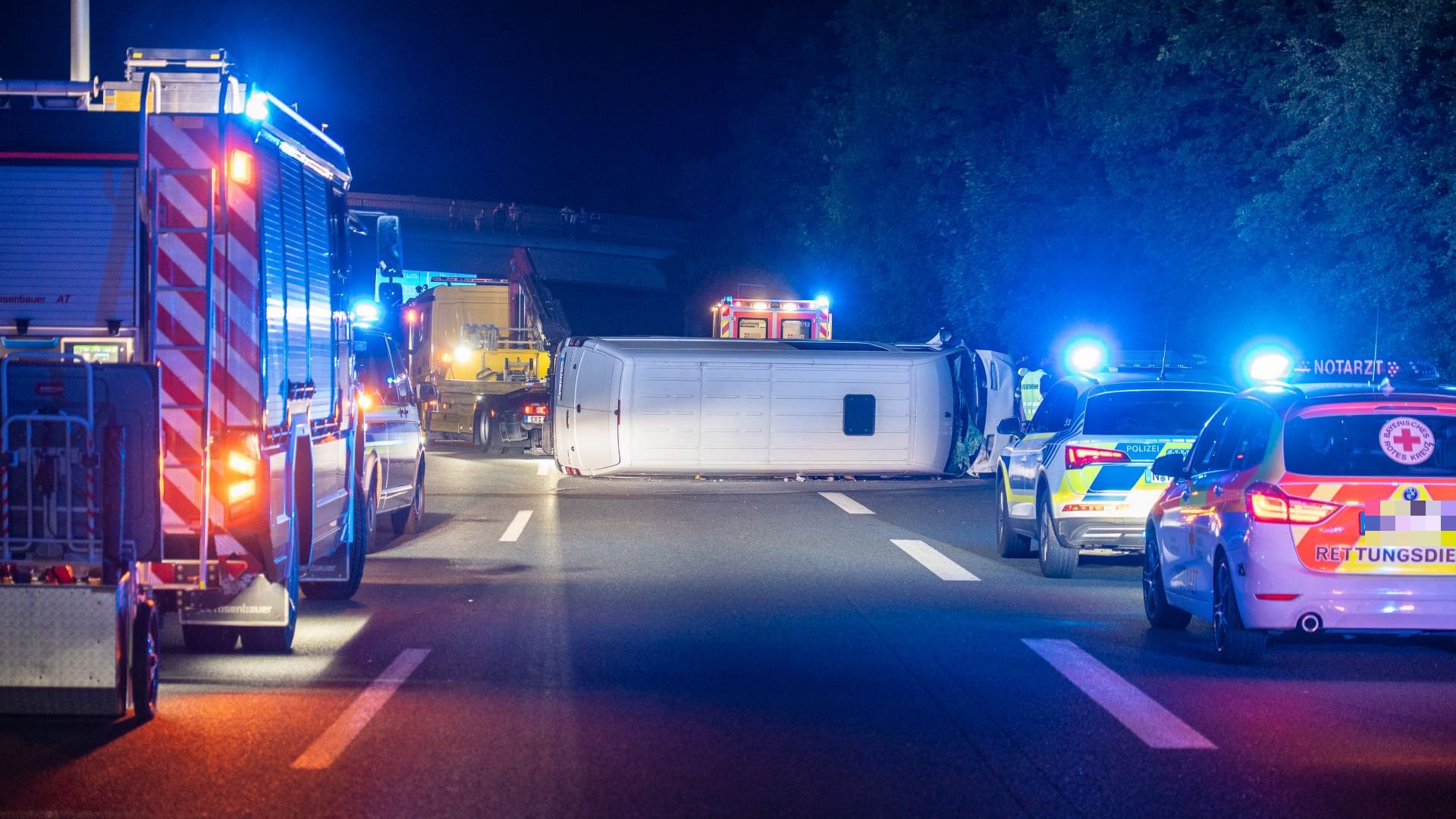 Einsatzkräfte und Rettungskräfte an der Unfallstelle auf der A73: Der Fahrer des Sprinters verlor nach der Kollision die Kontrolle über das Fahrzeug.