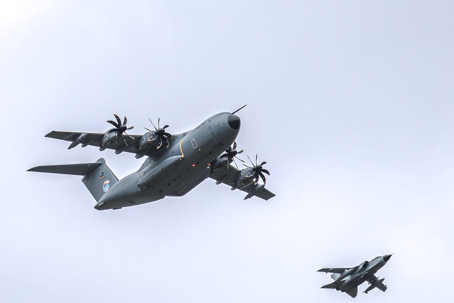 Mehrere Airbus A400M fliegen über Wunstorf (Archivbild): Von dem Fliegerhorst bei Hannover aus starteten am Montag zwei Flüge, um Deutsche aus Israel zu holen.