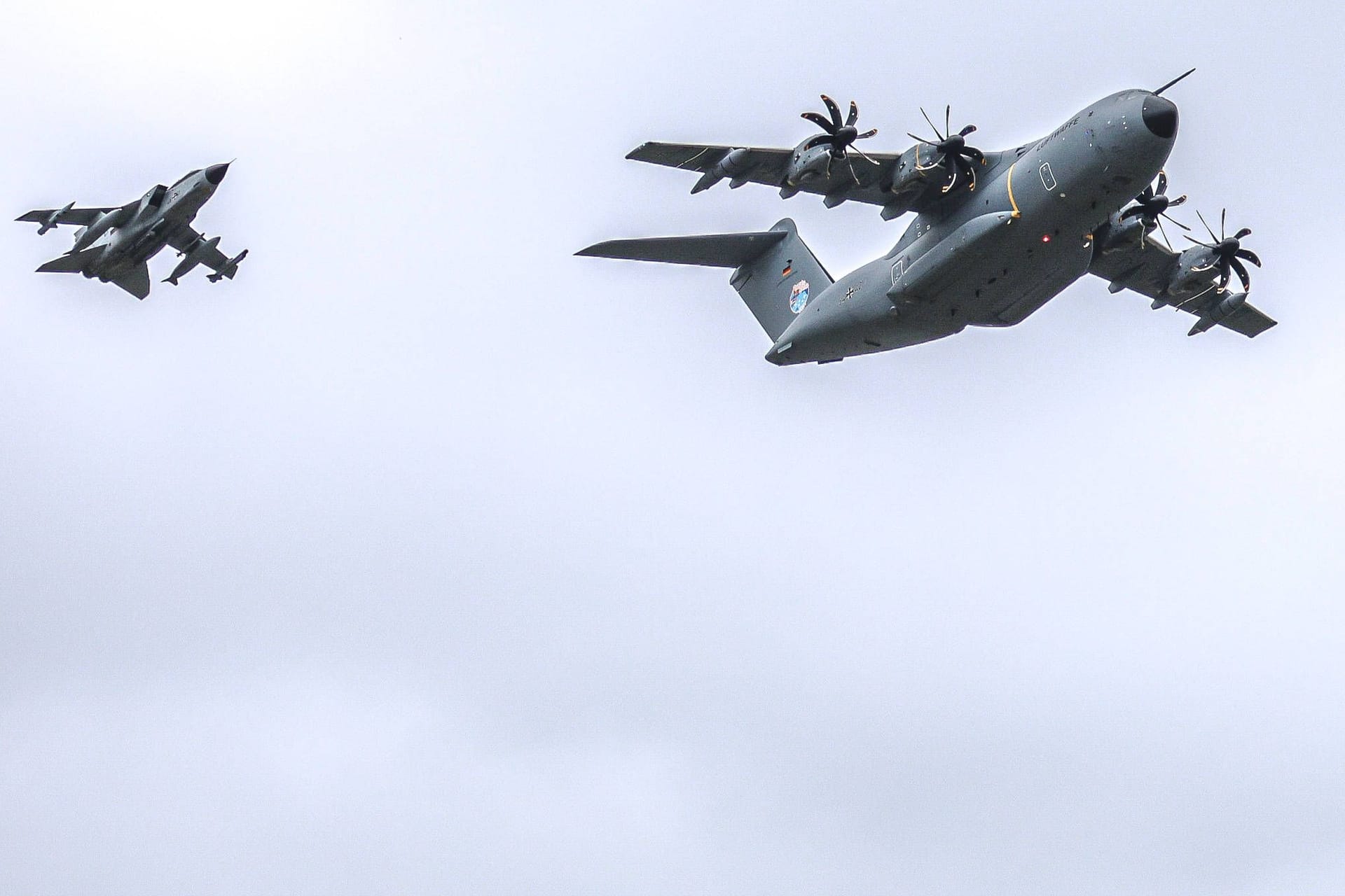 Mehrere Airbus A400M fliegen über Wunstorf (Archivbild): Von dem Fliegerhorst bei Hannover aus starteten am Montag zwei Flüge, um Deutsche aus Israel zu holen.