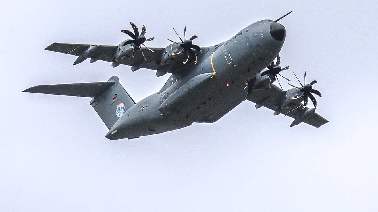Mehrere Airbus A400M fliegen über Wunstorf (Archivbild): Von dem Fliegerhorst bei Hannover aus starteten am Montag zwei Flüge, um Deutsche aus Israel zu holen. Mehrere Airbus A400M fliegen über Wunstorf (Archivbild): Von dem Fliegerhorst bei Hannover aus starteten am Montag zwei Flüge, um Deutsche aus Israel zu holen.