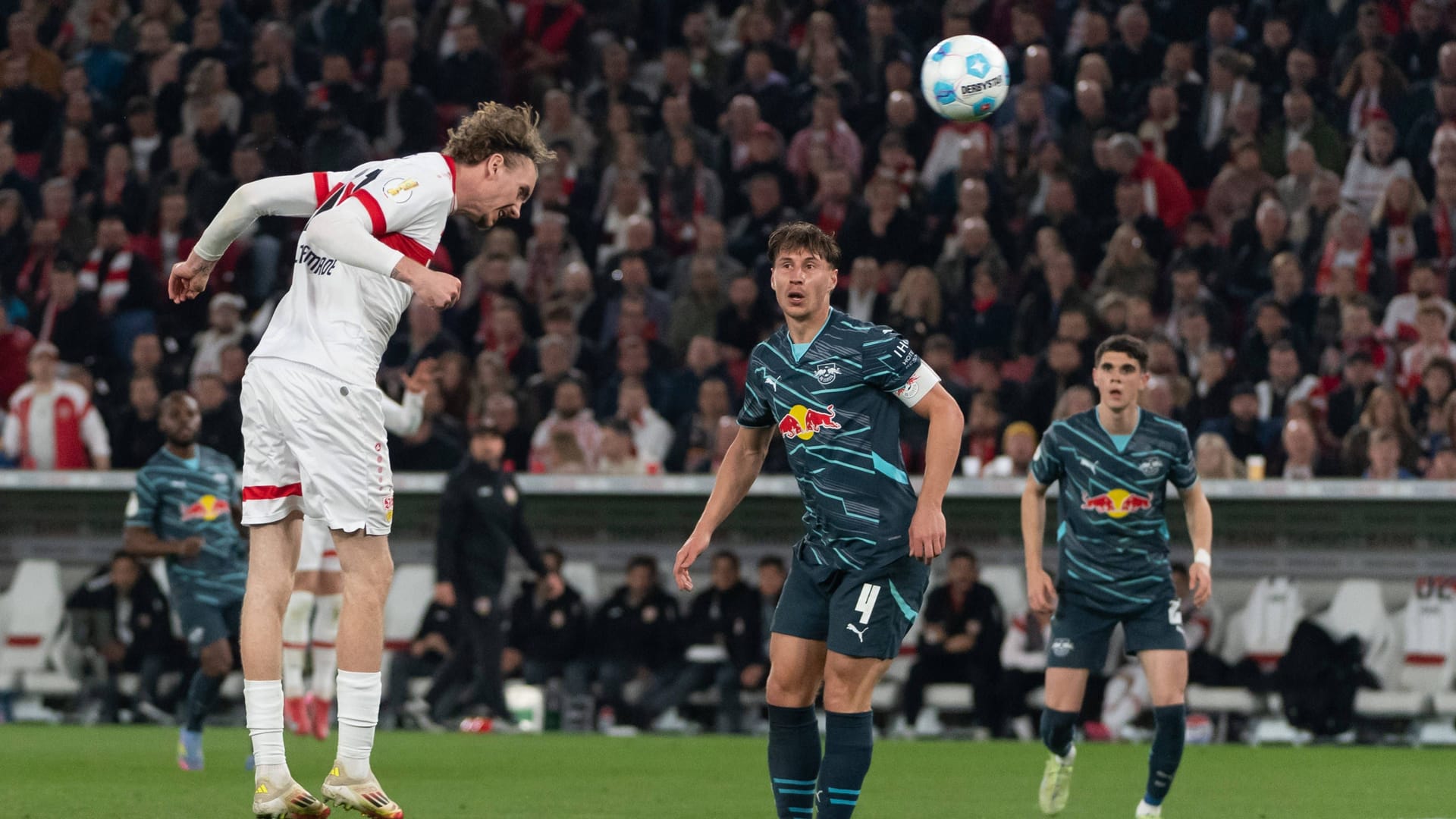 Es wird besser: Nick Woltemade (l.) per Kopf im DFB-Pokal gegen RB Leipzig.