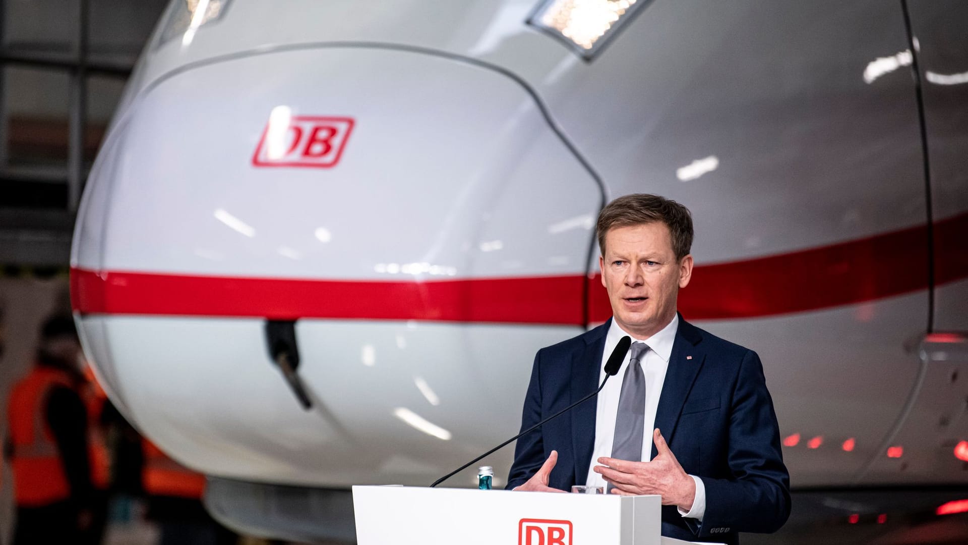 Bahnchef Richard Lutz mit ICE-Zug