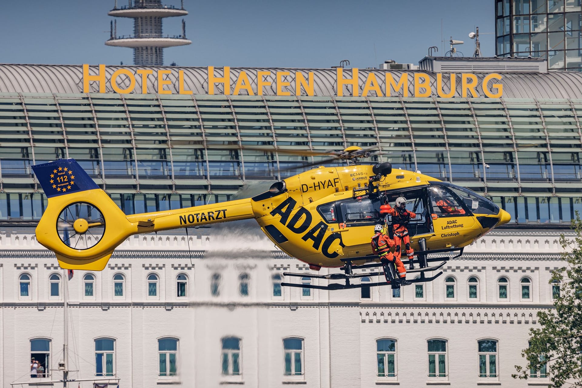 "Christoph Hansa" im Einsatz vor dem Hotel Hafen Hamburg (Archivbild): Die ADAC Luftrettung hat das EU-weite Ausschreibungsverfahren der Hansestadt Hamburg gewonnen. "Christoph Hansa" im Einsatz vor dem Hotel Hafen Hamburg (Archivbild): Die ADAC Luftrettung hat das EU-weite Ausschreibungsverfahren der Hansestadt Hamburg gewonnen.