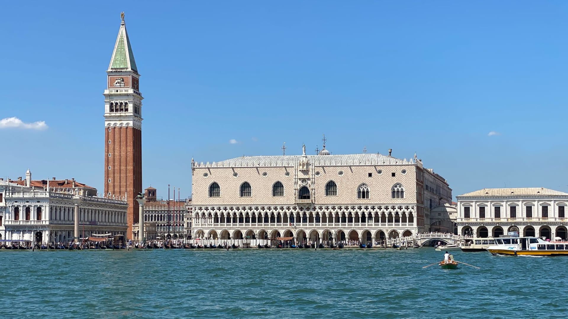 Blick auf den Dogenpalast in Venedig