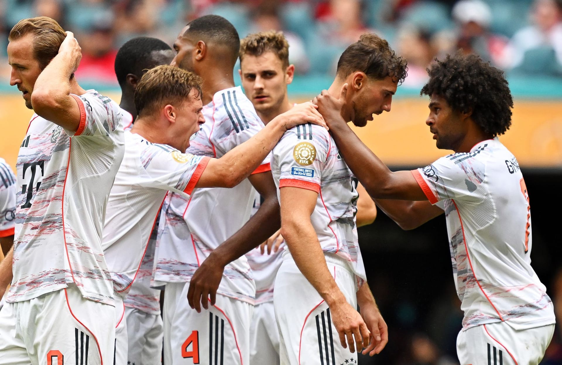 Der FC Bayern schlägt Flamengo mit 4:2 und zieht damit ins Viertelfinale der Klub-WM ein. Ein Star überragt, ein anderer enttäuscht dabei komplett. Die Einzelkritik. Der FC Bayern schlägt Flamengo mit 4:2 und zieht damit ins Viertelfinale der Klub-WM ein. Ein Star überragt, ein anderer enttäuscht dabei komplett. Die Einzelkritik.