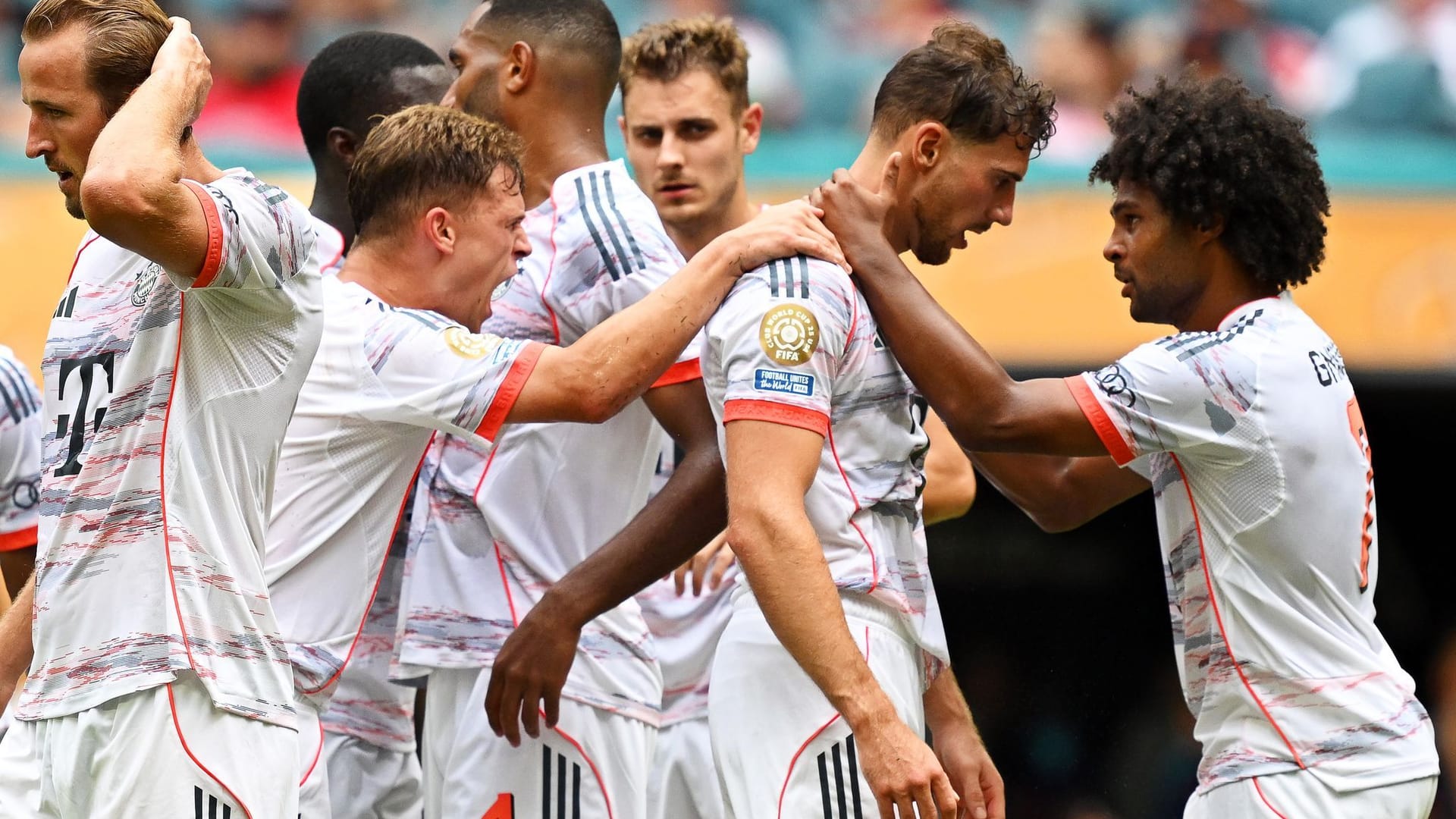 Der FC Bayern schlägt Flamengo mit 4:2 und zieht damit ins Viertelfinale der Klub-WM ein. Ein Bayern-Star überragt, ein anderer enttäuscht dabei komplett. Die Einzelkritik: