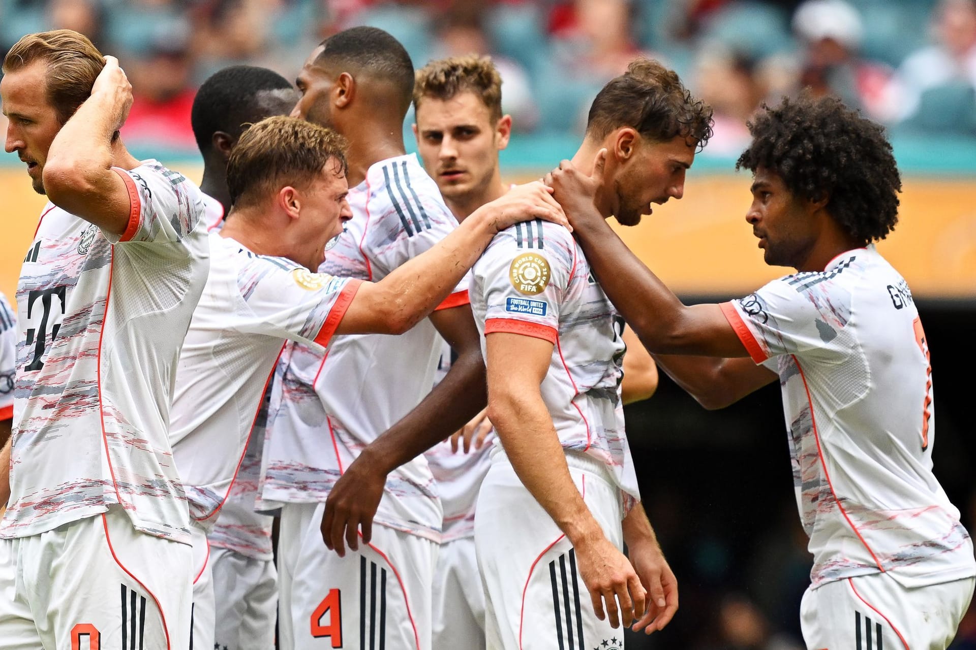 Der FC Bayern schlägt Flamengo mit 4:2 und zieht damit ins Viertelfinale der Klub-WM ein. Ein Star überragt, ein anderer enttäuscht dabei komplett. Die Einzelkritik. Der FC Bayern schlägt Flamengo mit 4:2 und zieht damit ins Viertelfinale der Klub-WM ein. Ein Star überragt, ein anderer enttäuscht dabei komplett. Die Einzelkritik.