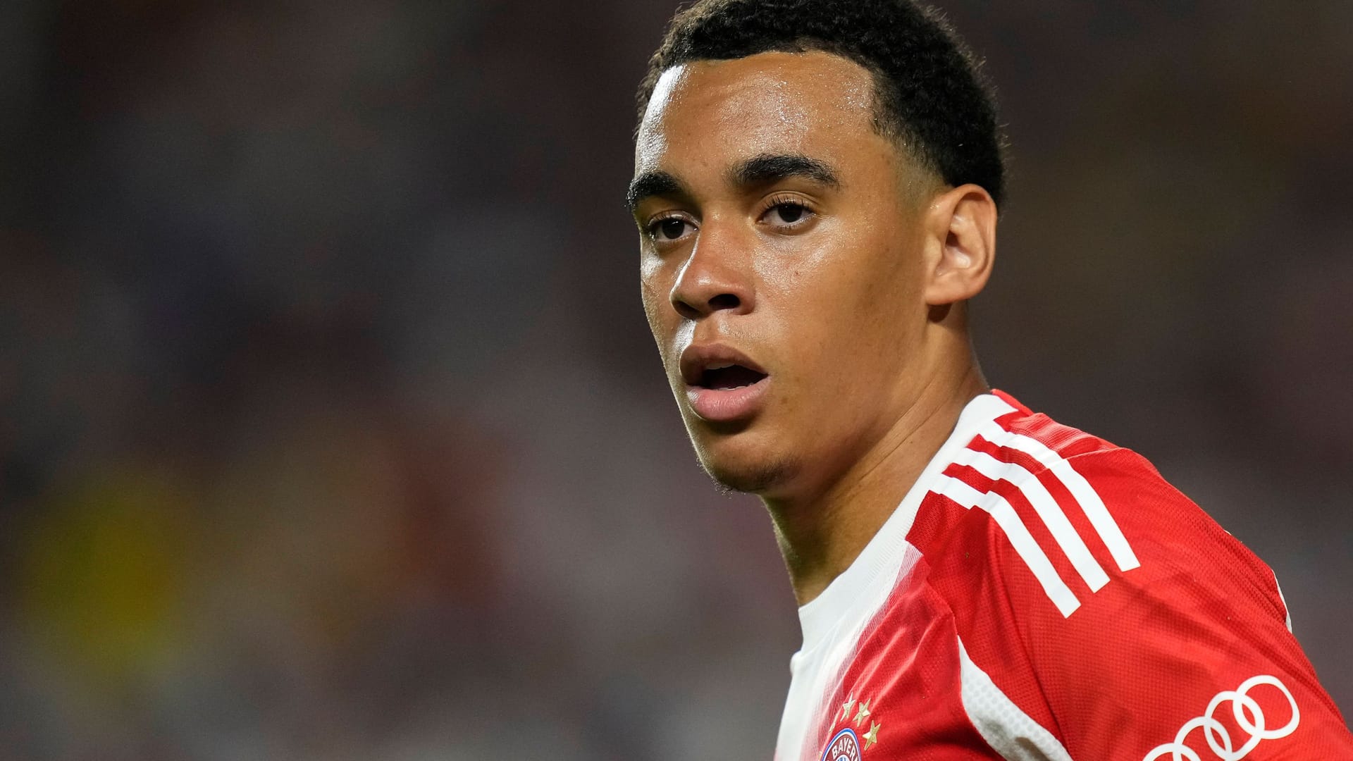Jamal Musiala: Der Mittelfeldstratege verfolgte das Gruppenfinale gegen Benfica von der Bank.