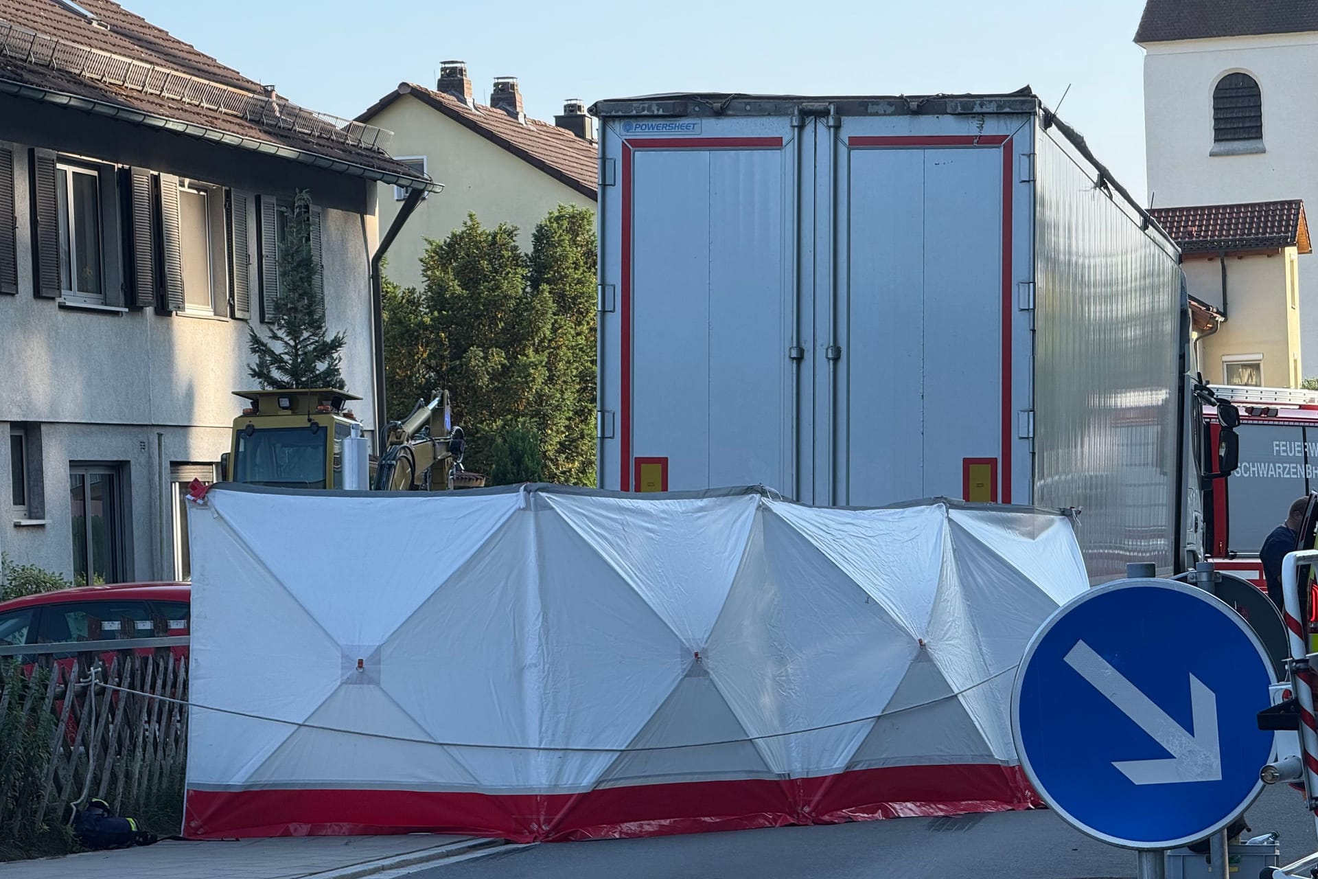 Unfallstelle in Schwarzenbruck: Rettungskräfte hatten noch versucht, die Radfahrerin zu reanimieren.