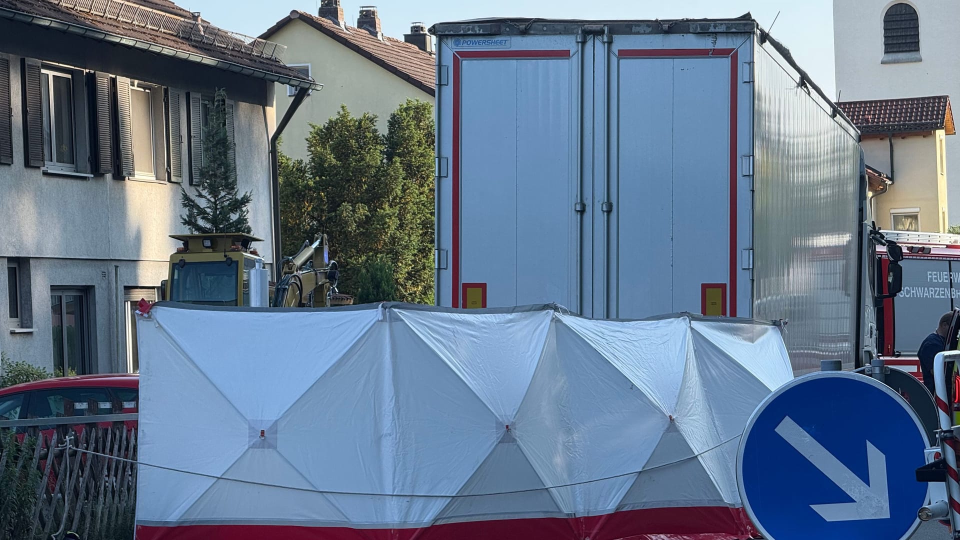 Unfallstelle in Schwarzenbruck: Rettungskräfte hatten noch versucht, die Radfahrerin zu reanimieren. Unfallstelle in Schwarzenbruck: Rettungskräfte hatten noch versucht, die Radfahrerin zu reanimieren.