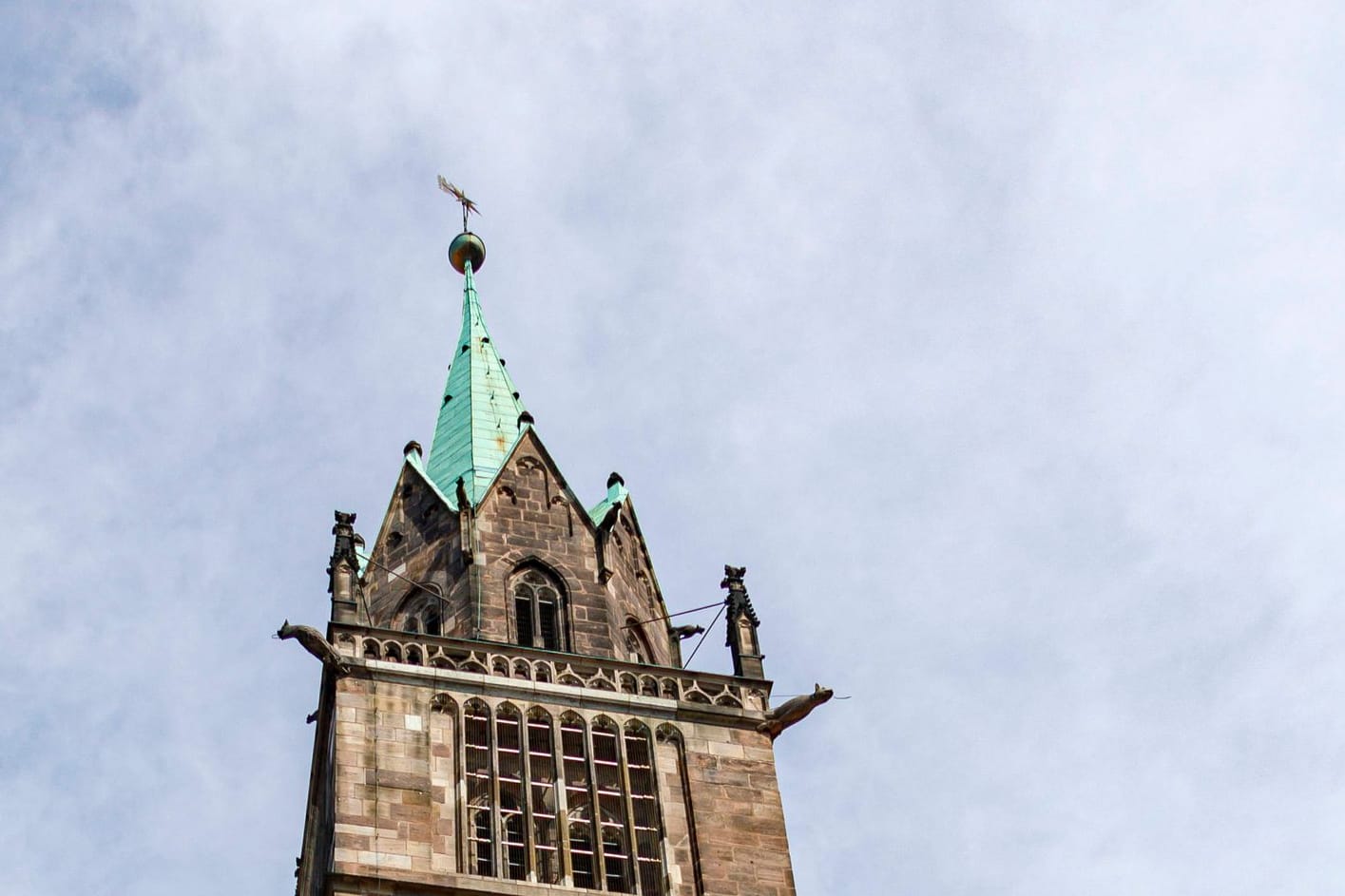 Grauer Schleier über der St.-Lorenz-Kirche in Nürnberg (Symbolfoto): Ein Wetterphänomen steckt offenbar dahinter.