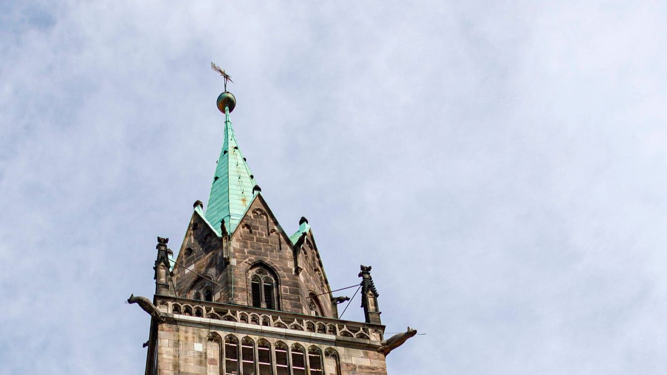 Grauer Schleier über der St.-Lorenz-Kirche in Nürnberg (Symbolfoto): Ein Wetterphänomen steckt offenbar dahinter. Grauer Schleier über der St.-Lorenz-Kirche in Nürnberg (Symbolfoto): Ein Wetterphänomen steckt offenbar dahinter.