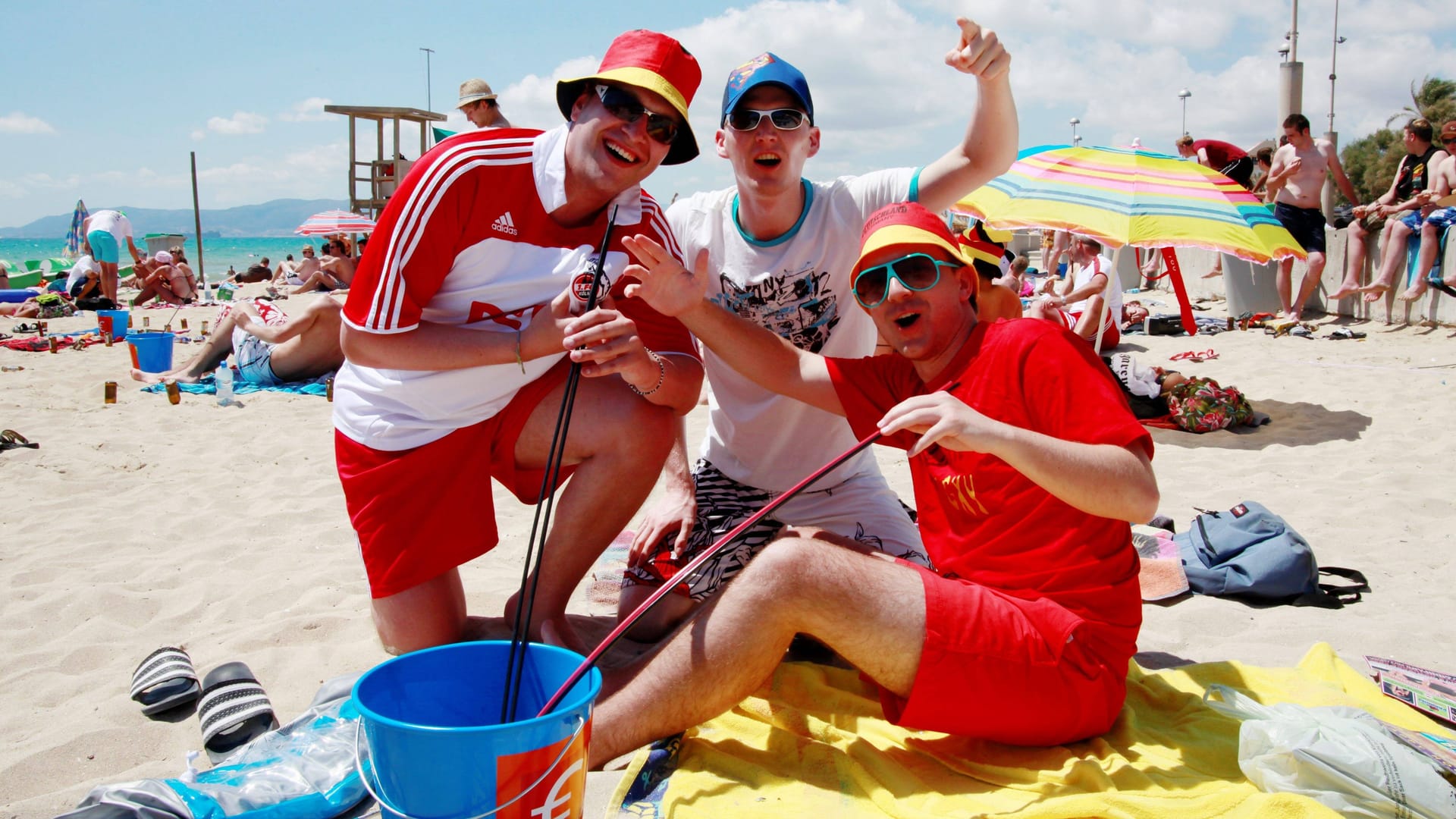 Fans des 1. FC Köln auf Mallorca: Bei einer unangekündigten Malle-Party im überhitzten Zug können Freundschaften fürs Leben geschlossen werden.