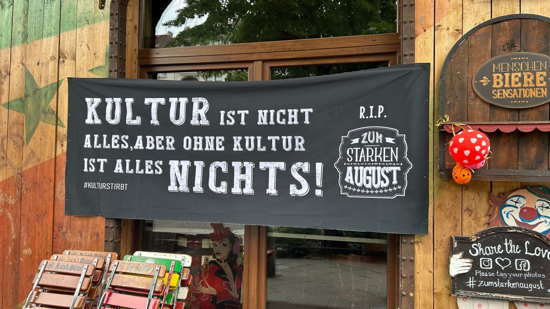"#Kulturstirbt" steht auf dem Banner vor der Bar: Die Politik müsse "so spezielle Orte schützen".