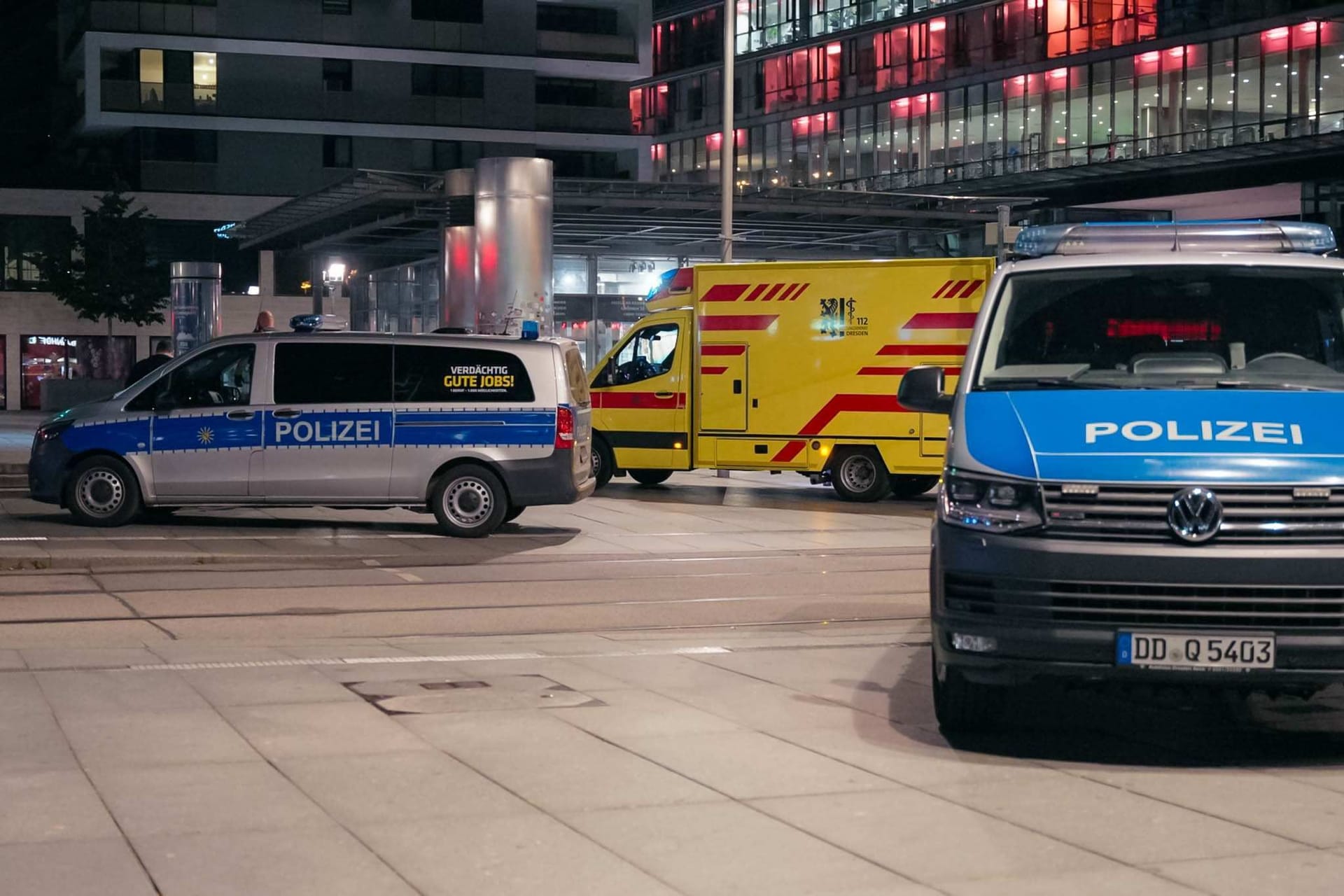 Die Polizei vor dem Dresdner Hauptbahnhof: Hier wurde ein Mann mit einem Messer verletzt.