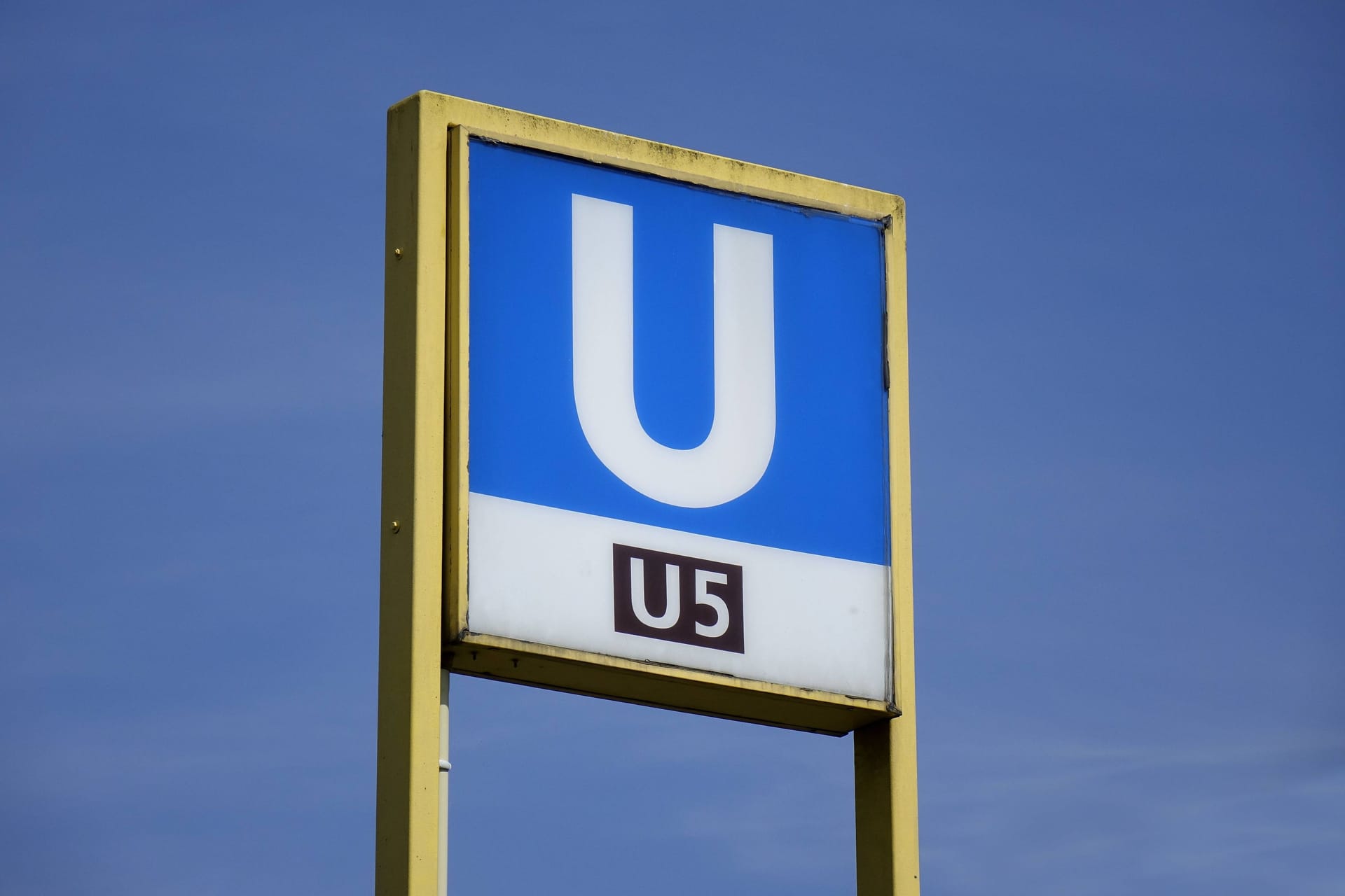 15.08.2017, Hellersdorf, U-Bahnhof, Berlin, U-Bahnschild in Hellersdorf, Hellersdorf, Schild, U-Bahn, U-Bahnhof, Nahverkehr, Denkmalschutz, U5