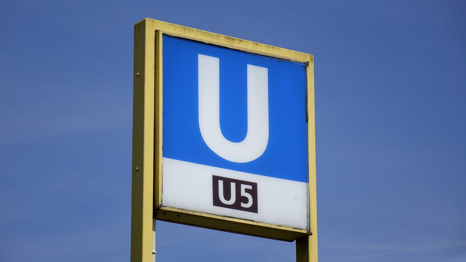 15.08.2017, Hellersdorf, U-Bahnhof, Berlin, U-Bahnschild in Hellersdorf, Hellersdorf, Schild, U-Bahn, U-Bahnhof, Nahverkehr, Denkmalschutz, U5
