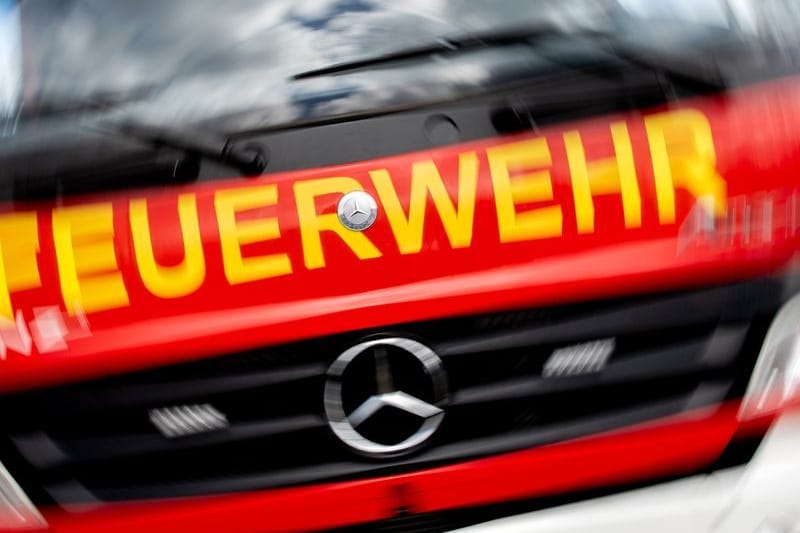 Ein Einsatzfahrzeug der Feuerwehr (Symbolbild): Ein Mensch ist bei einem Feuer in einem Einfamilienhaus ums Leben gekommen.