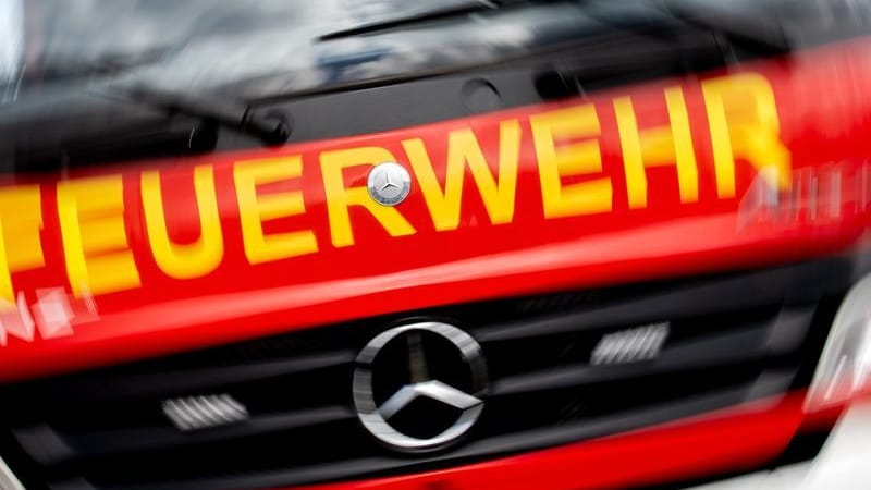 Ein Einsatzfahrzeug der Feuerwehr (Symbolbild): Ein Mensch ist bei einem Feuer in einem Einfamilienhaus ums Leben gekommen.