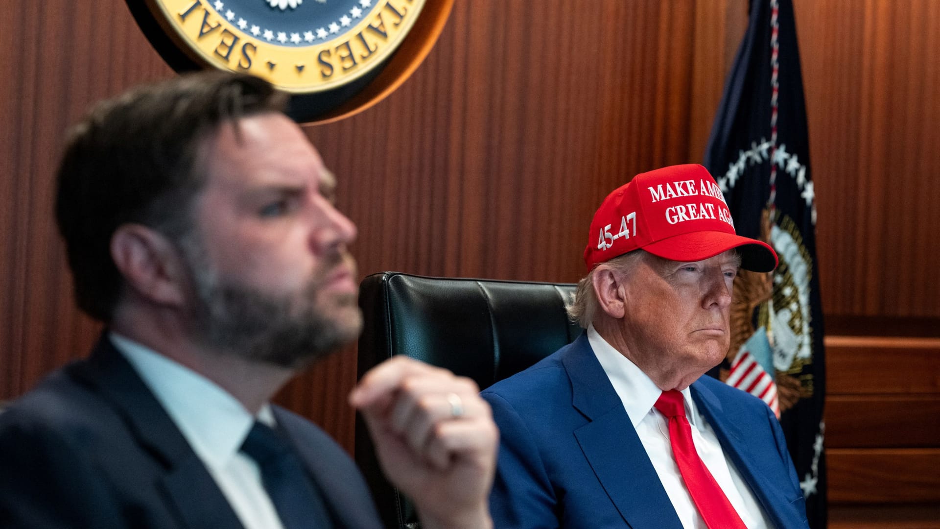 US-Präsident Donald Trump neben seinem Vizepräsident JD Vance im Situation Room, dem Lagezentrum des Weißen Hauses.