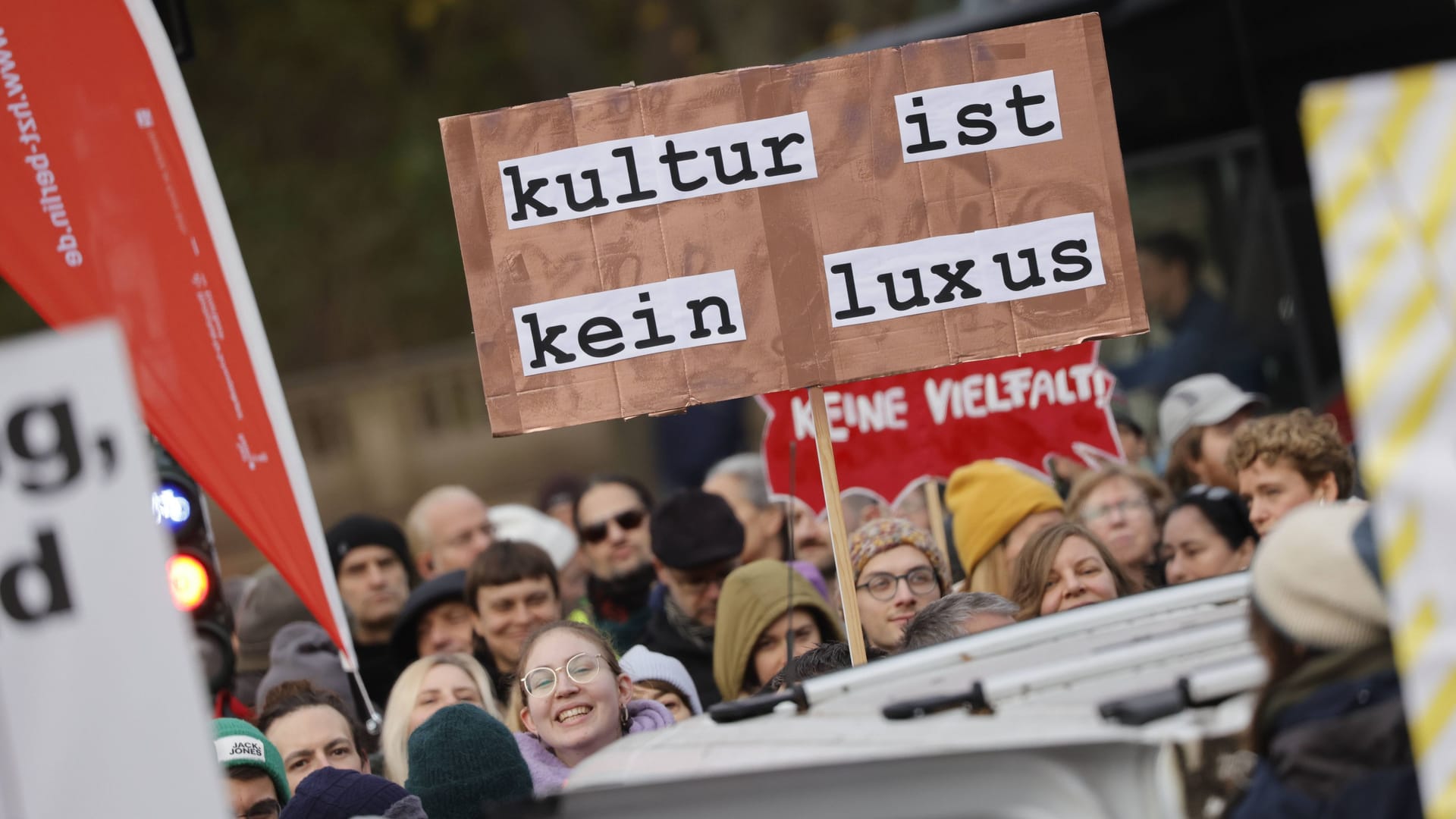 Demo in Berlin gegen Kürzungen im Kulturetat (Archivbild): Mehrere Hundert Millionen Einsparungen können Menschen den Job kosten.