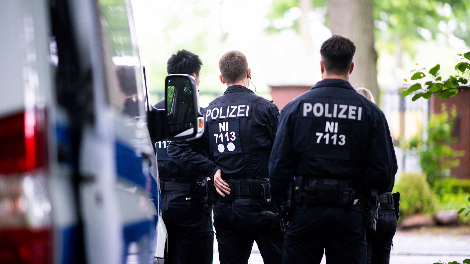 Niedersächsische Polizei im Einsatz (Symbolfoto): In Stuhr wurden zwei Männer angeschossen.