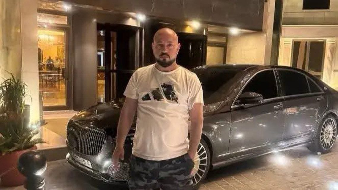 Wassim Assad posiert mit einem Mercedes (Archivbild): Der Cousin des ehemaligen syrischen Machthabers soll die Drogengeschäfte des Regimes organisiert haben.