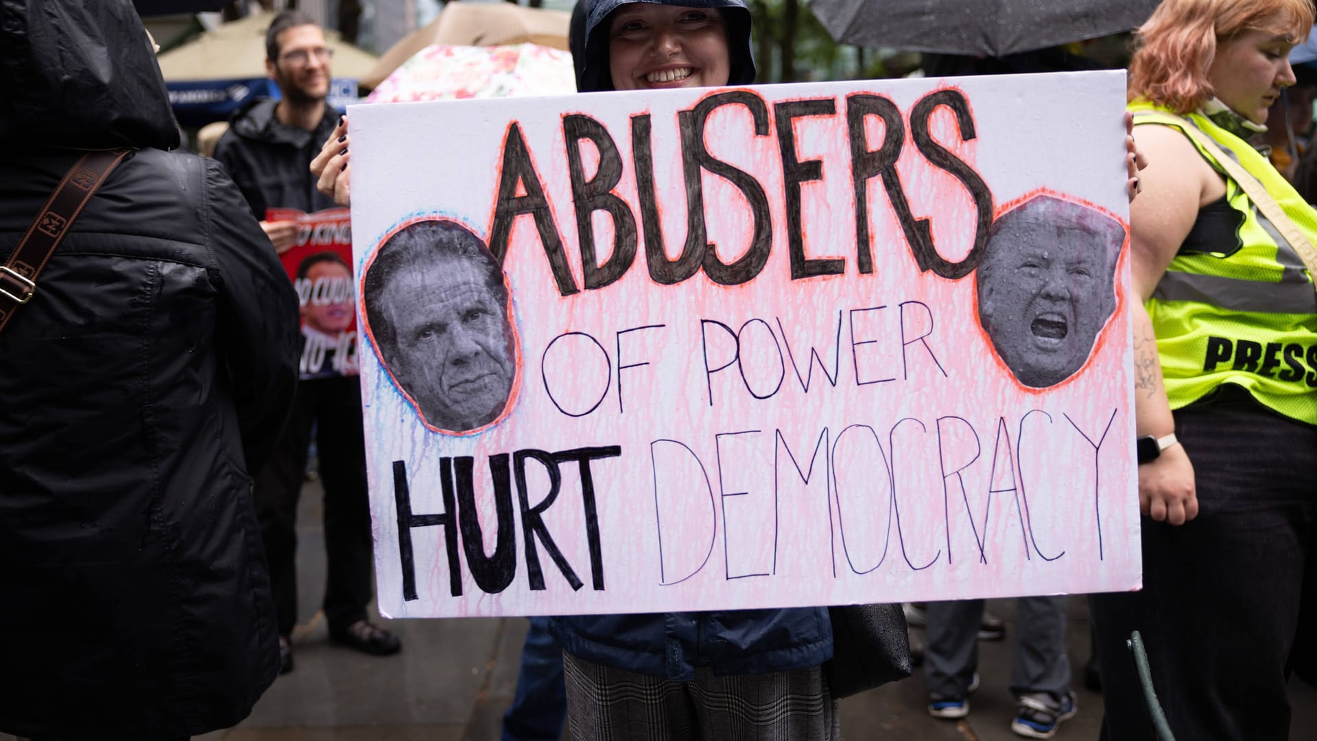 Eine Demonstrantin protestiert auf einer Wahlkampfveranstaltung von Zohran Mamdani dessen Herausforderer Andrew Cuomo und US-Präsidenten Donald Trump.