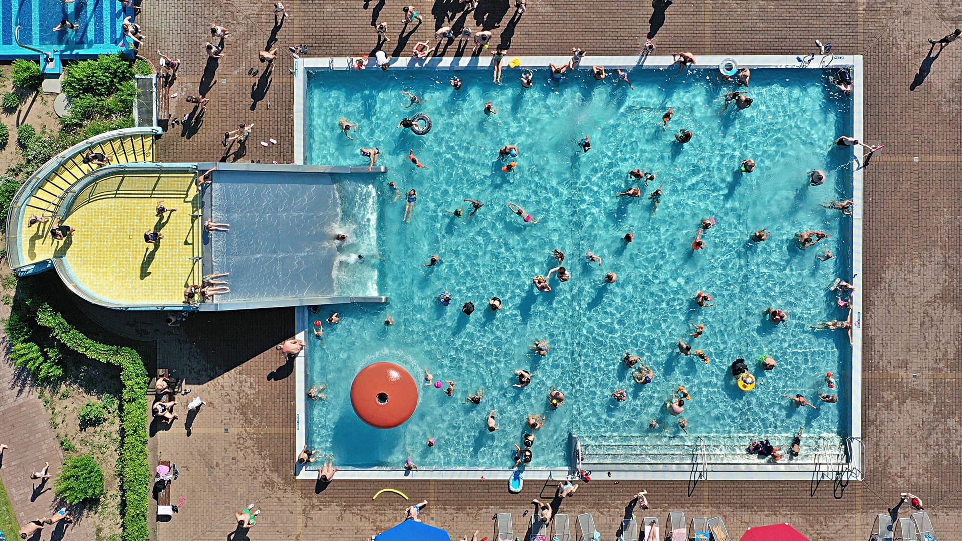 Abkühlung im Schwimmbad: Die Temperaturen werden am Wochenende vielerorts die 30-Grad-Marke sprengen.