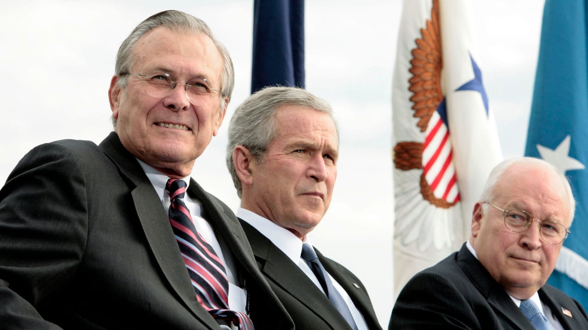 US-Verteidigungsminister Rumsfeld, Präsident Bush und Vizepräsident Cheney planten nach den Terroranschlägen vom 11.9.2001 die "Demokratisierung durch Regimewechsel".