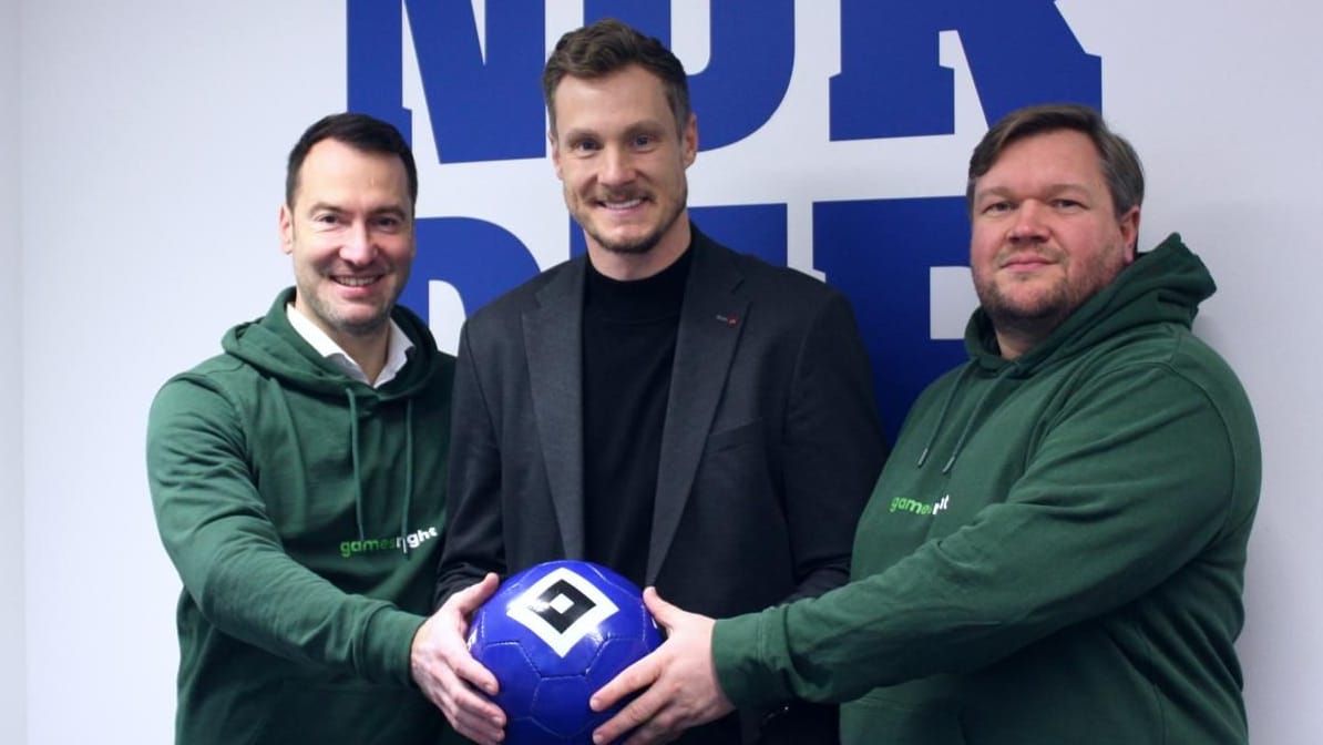 Gamesright Co-Foundern Christoph Gerstner (rechts) und Hannes Beuck (links) zusammen mit dem Markenbotschafter Marcell Jansen.