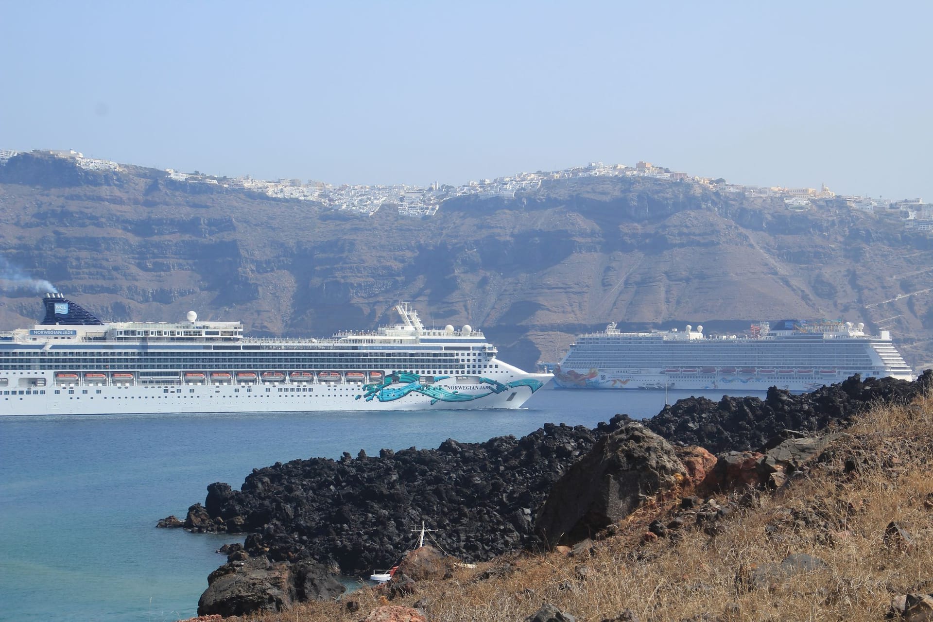 Kreuzfahrtschiffe vor Santorini