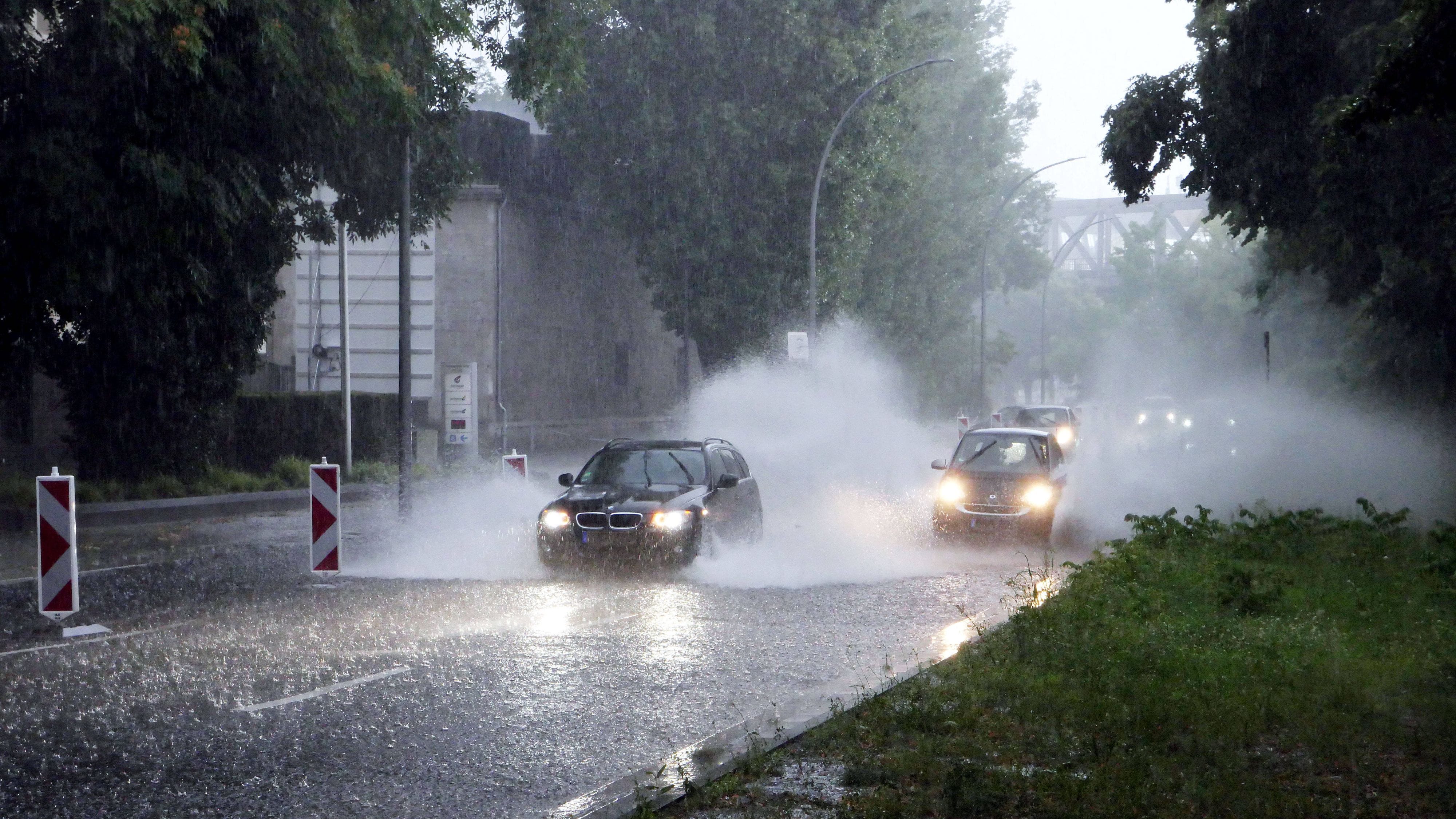 Autos fahren durch heftigen Regen (Archivbild): Am Wochenende drohen in Deutschland Unwetter.