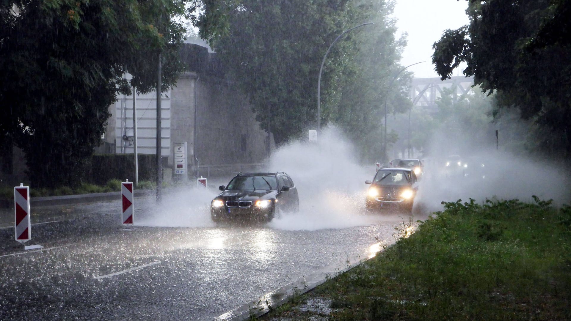Autos fahren durch heftigen Regen (Archivbild): Am Wochenende drohen in Deutschland Unwetter.