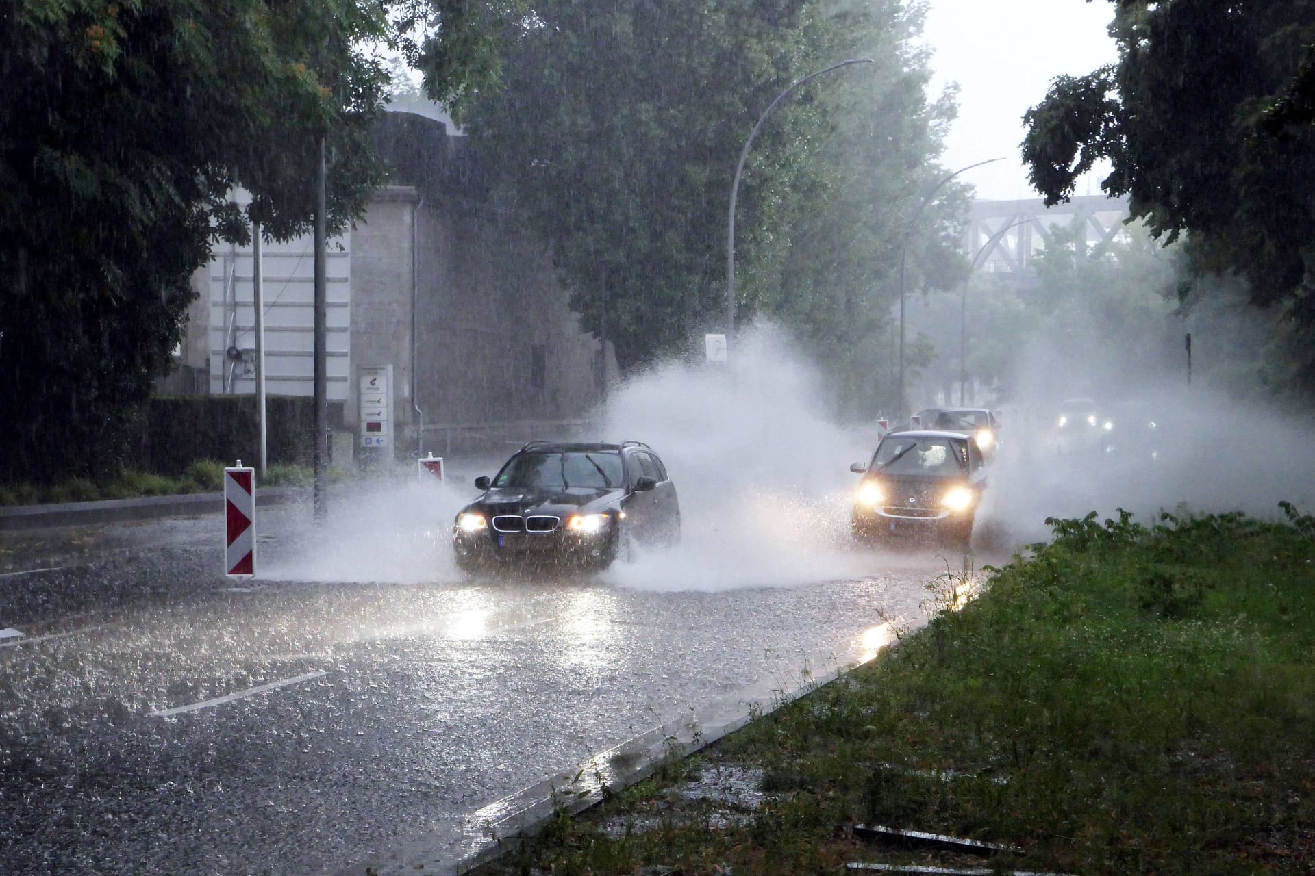 Autos fahren durch heftigen Regen (Archivbild): Am Wochenende drohen in Deutschland Unwetter.