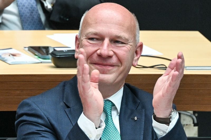 Kai Wegner (CDU), Regierender Bürgermeister von Berlin, klatscht in der Plenarsitzung im Berliner Abgeordnetenhaus.