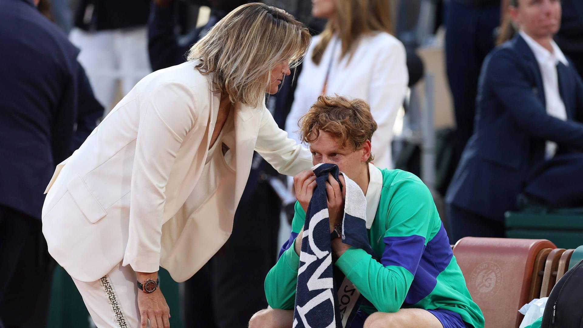 Beistand: Sinner (r.) wird nach dem Finale von Turnierdirektorin Amélie Mauresmo getröstet.