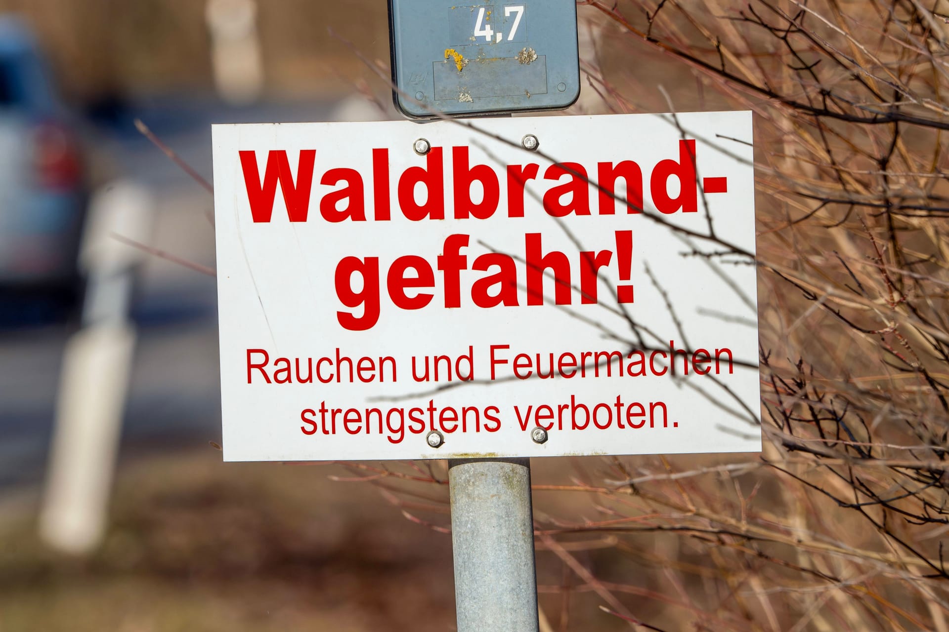 Ein Schild weist auf Waldbrandgefahr hin (Symbolbild): Von März bis Oktober ist das Rauchen in bayerischen Wäldern strengstens verboten.