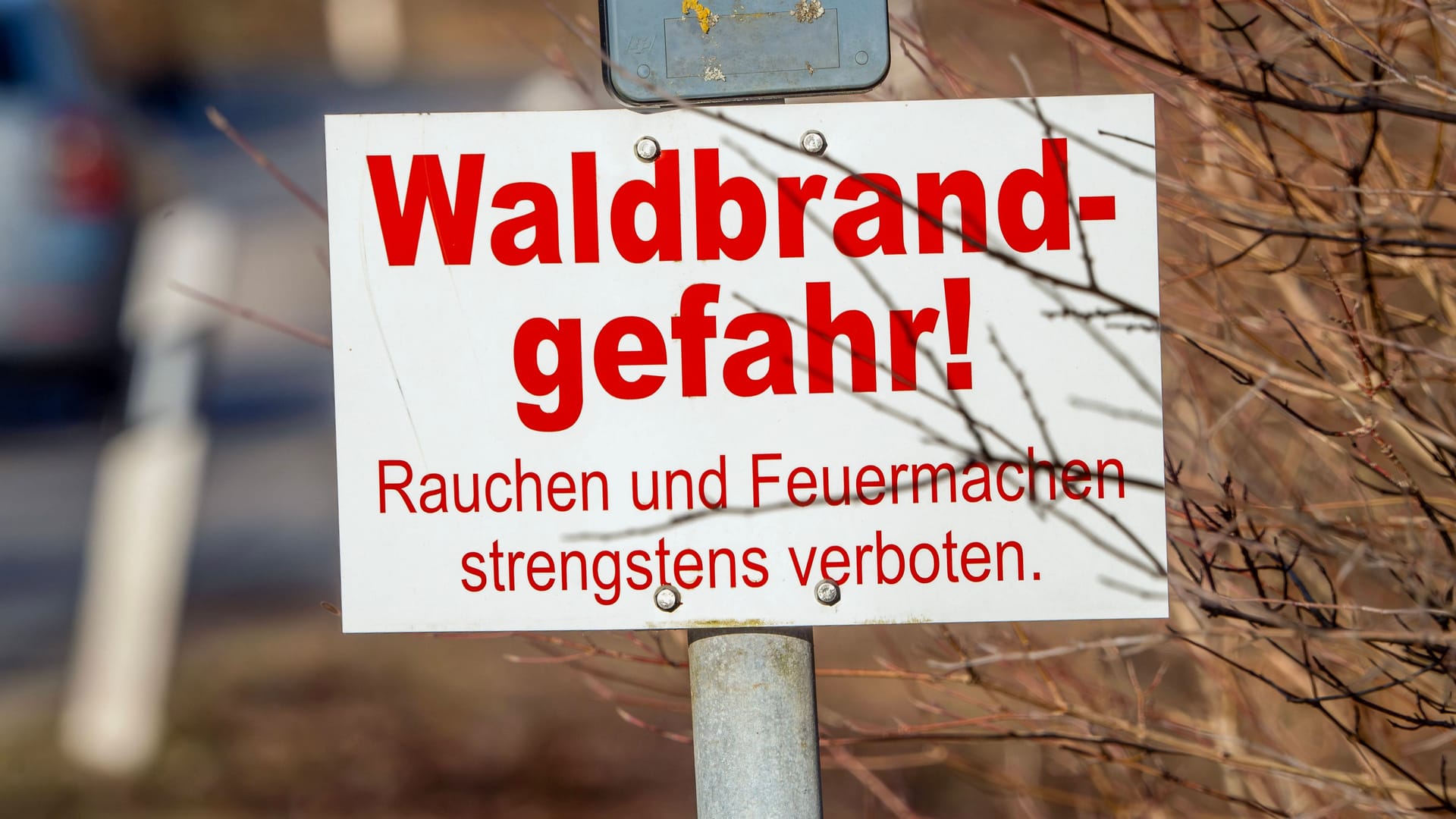 Ein Schild weist auf Waldbrandgefahr hin (Symbolbild): Von März bis Oktober ist das Rauchen in bayerischen Wäldern strengstens verboten. Ein Schild weist auf Waldbrandgefahr hin (Symbolbild): Von März bis Oktober ist das Rauchen in bayerischen Wäldern strengstens verboten.